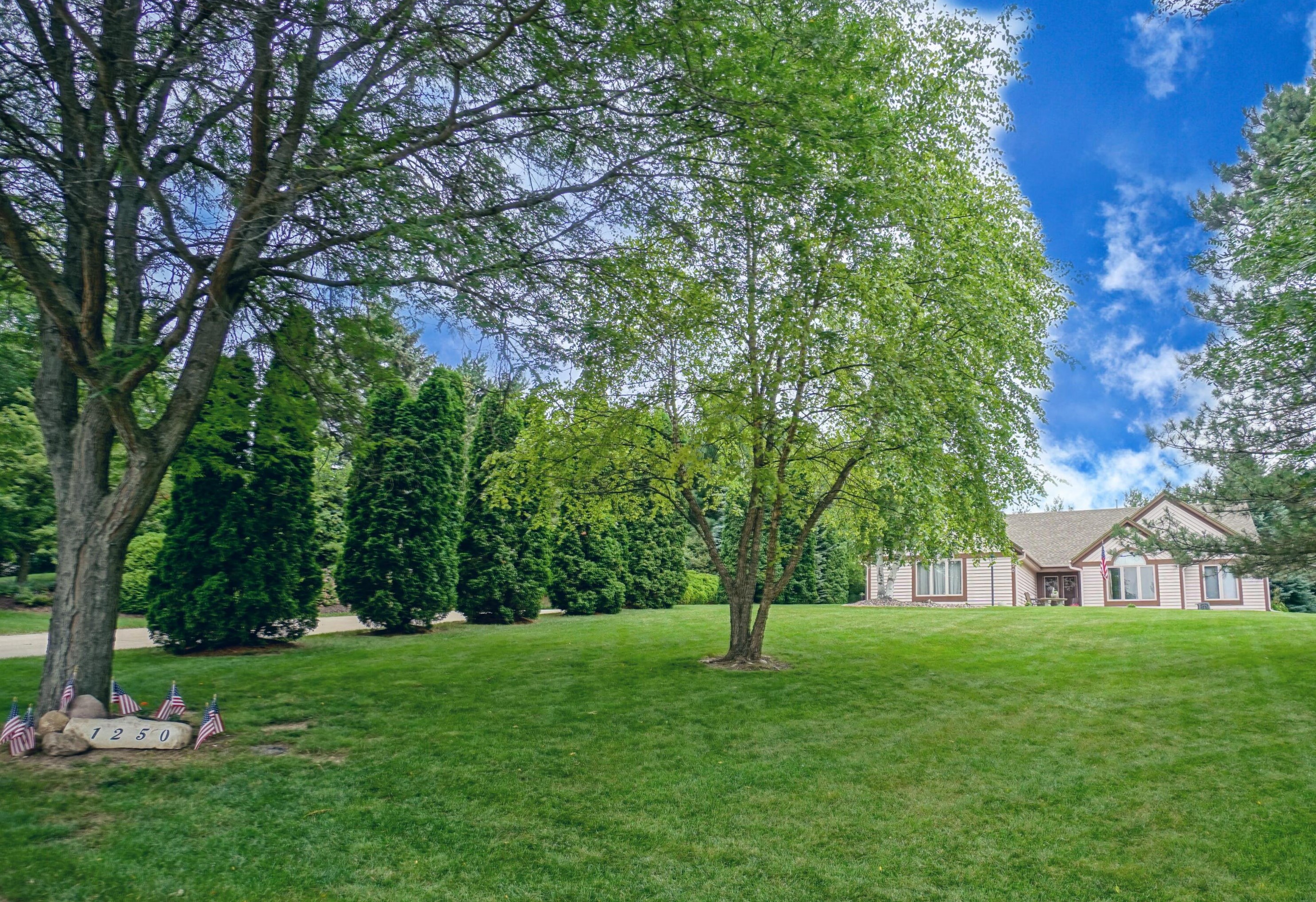 1250 Shelly Ln, Chenequa, WI 53029