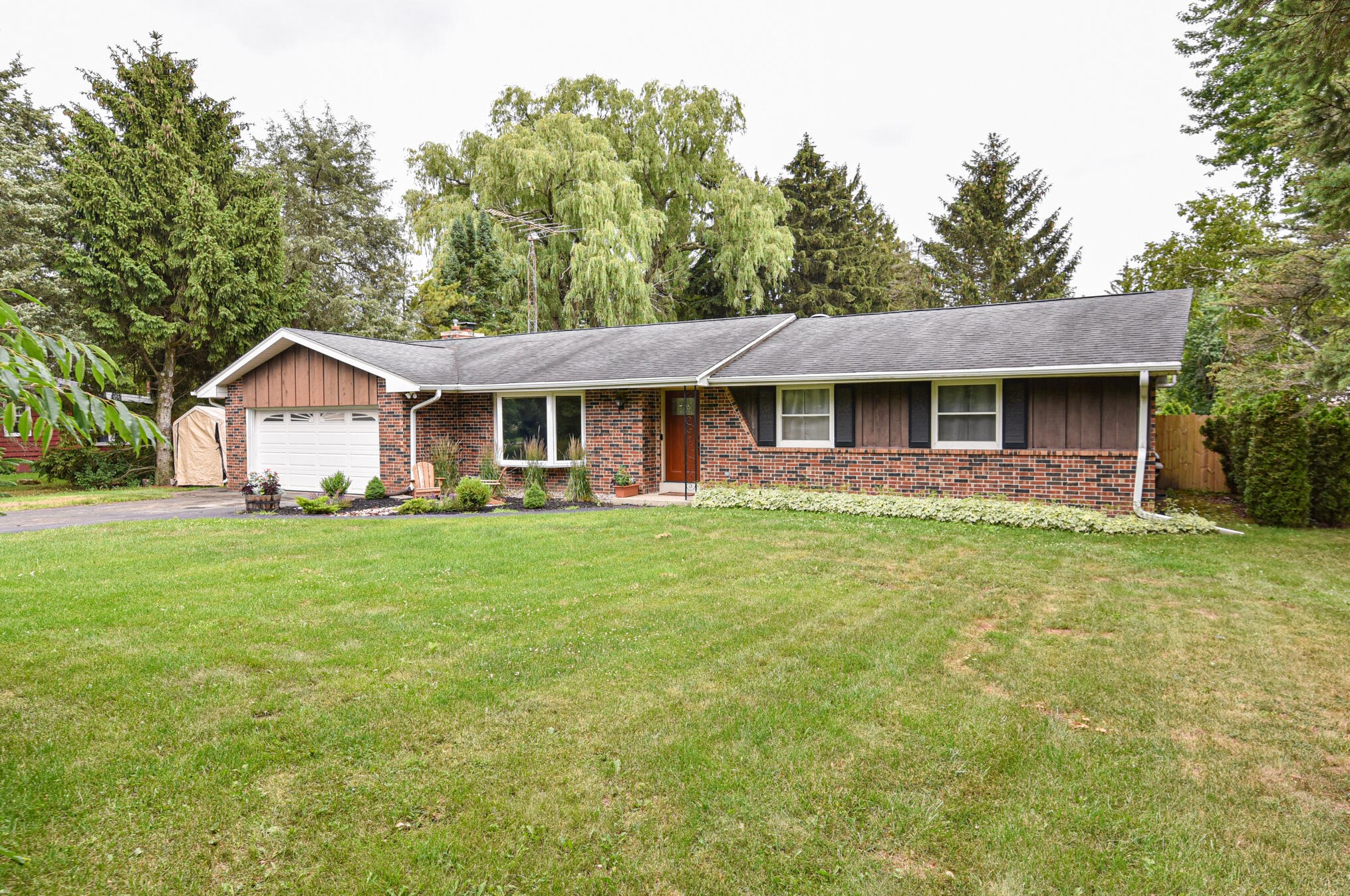 6533 Green Ridge Dr, Racine, WI 53406-5109