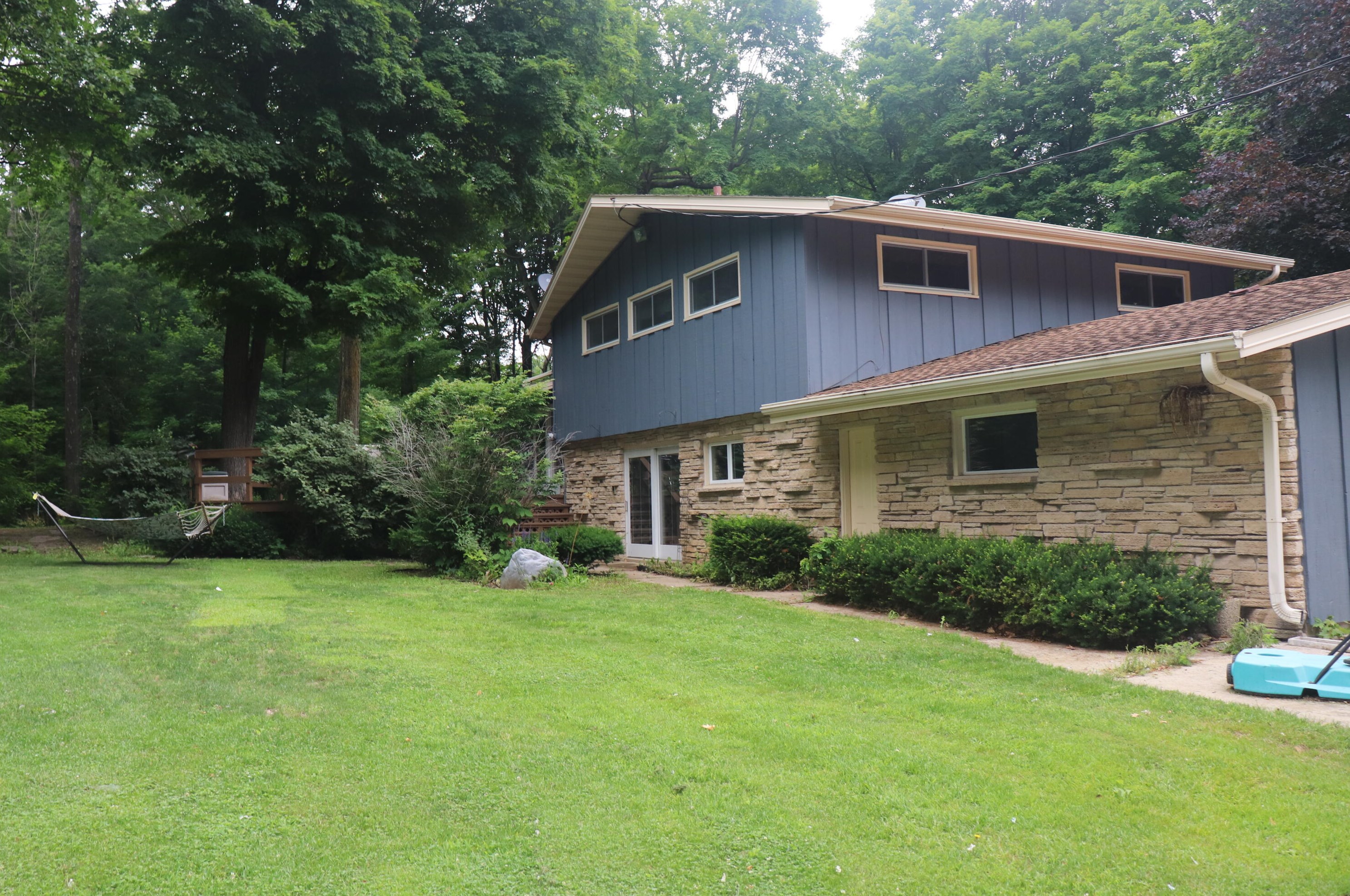 4211 Hillside Rd, Slinger, WI 53086