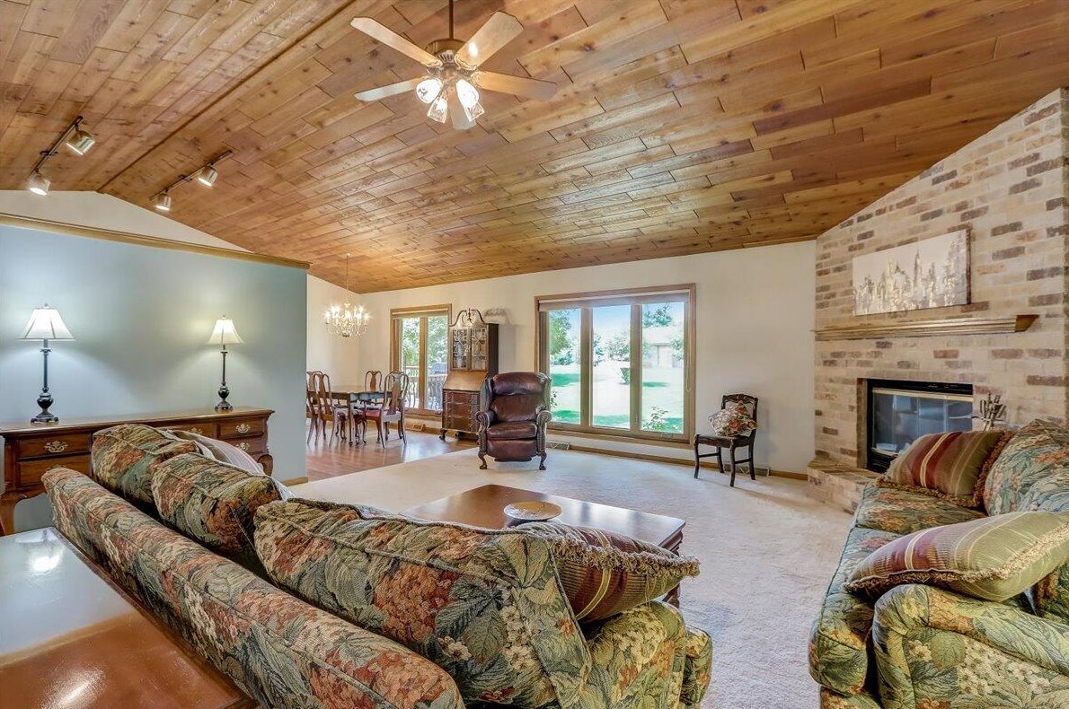 2375 Sheraton Rd, Brookfield, WI 53005-4670