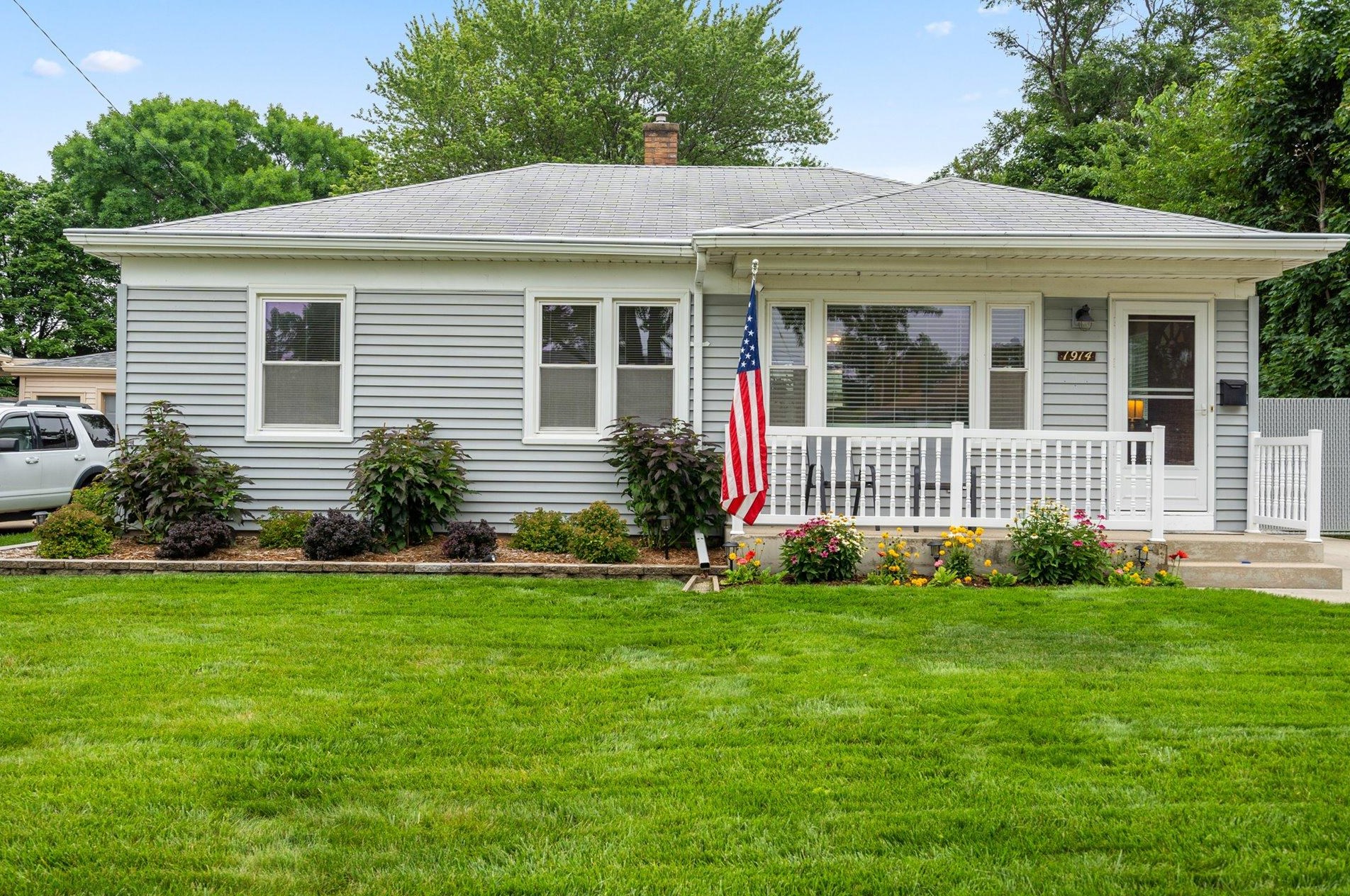 1914 Gillen St, Racine, WI 53403-3223