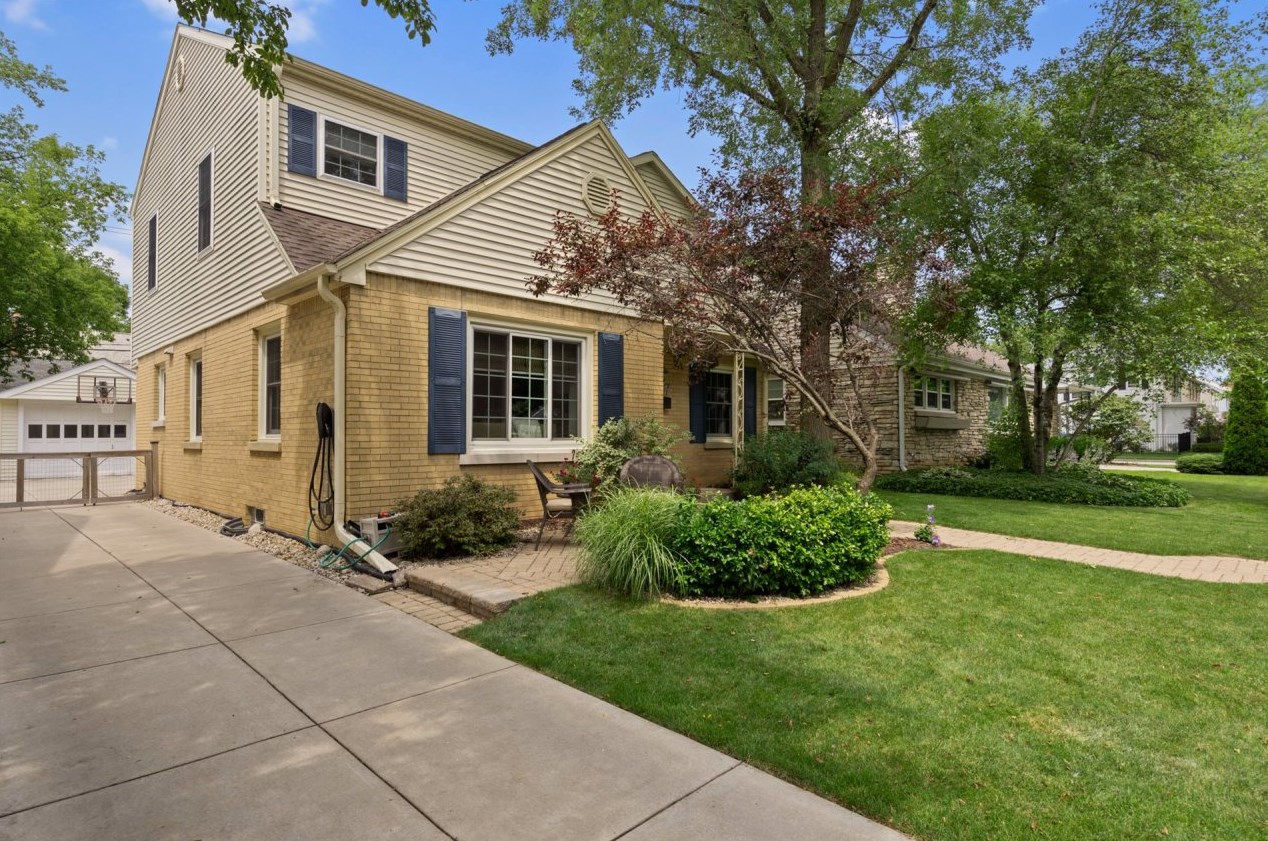 6067 N Shoreland Ave, Milwaukee, WI 53217