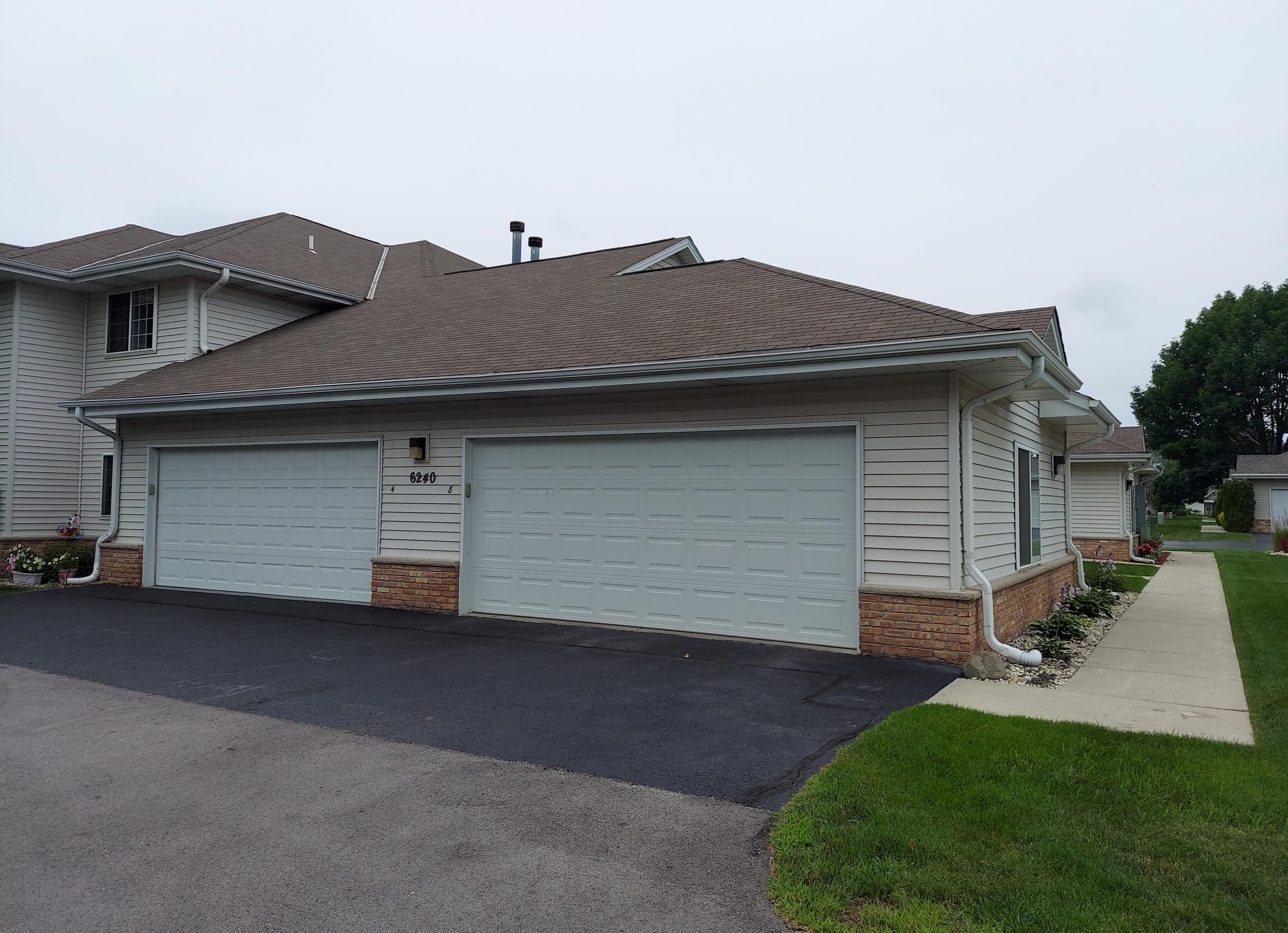 6240 Creekside Dr, Cudahy WI  53110-3093 exterior