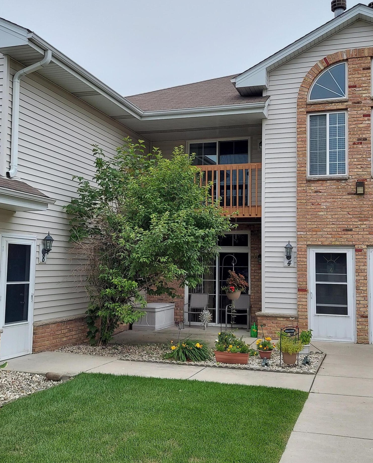 6240 S Creekside Dr #8, Cudahy, WI 53110