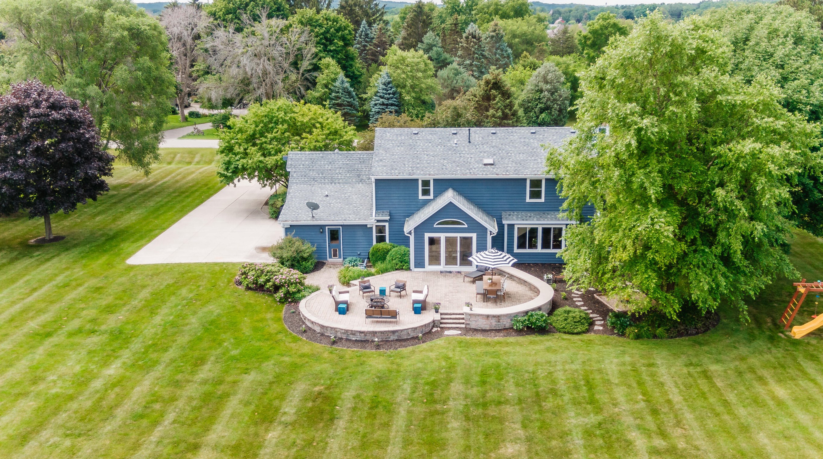 721 Woodland Park Dr, Delafield, WI 53018-1033