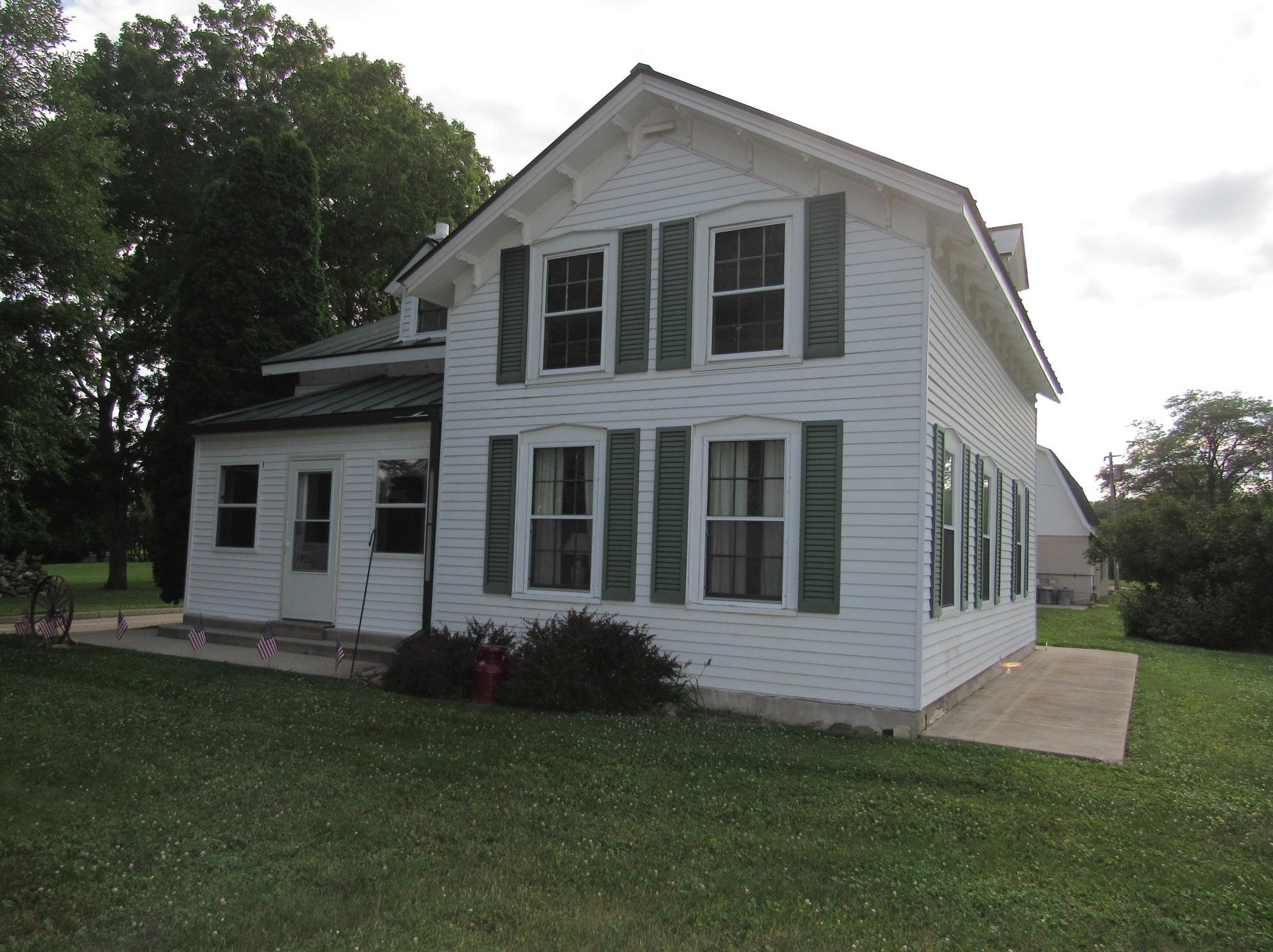 1455 Brookfield Rd, Brookfield, WI 53045-2323