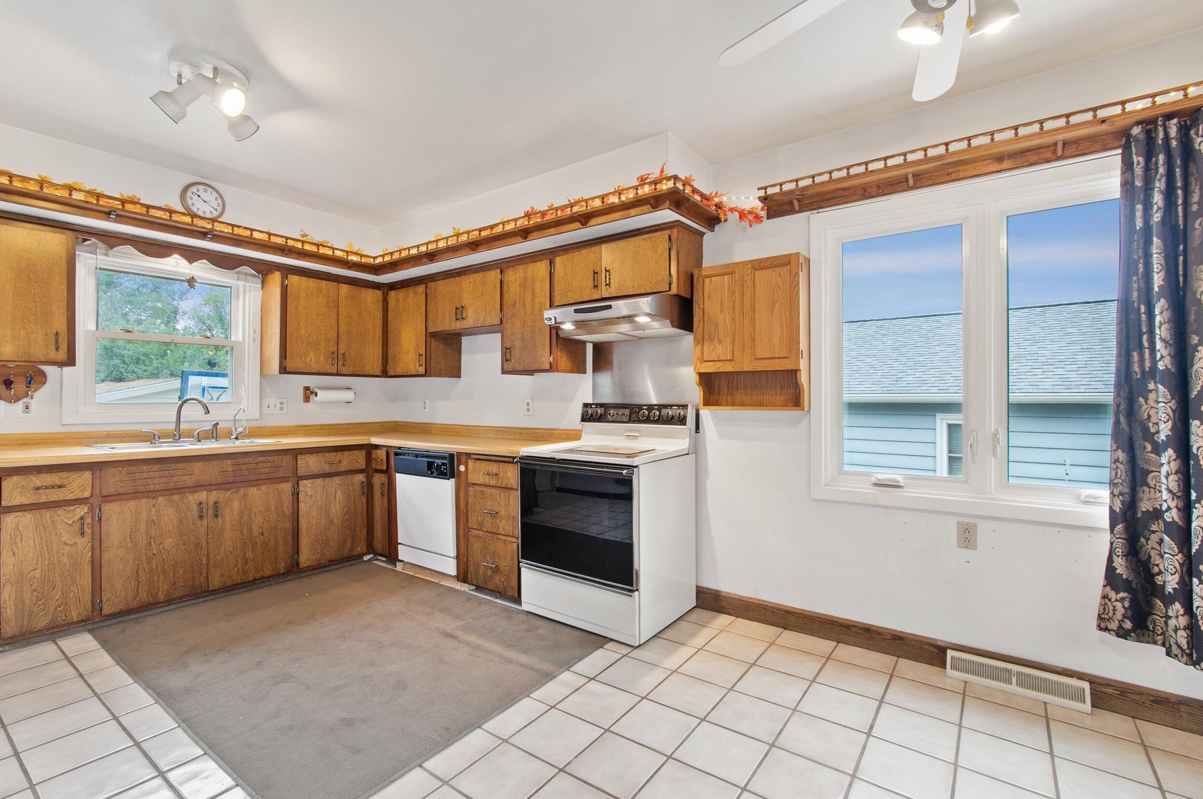 243 Loos St, Hartford, WI 53027-1703