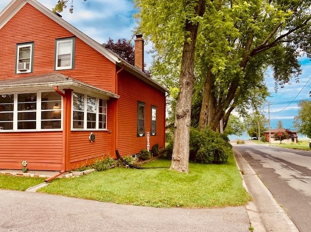 214 Lincoln Ave, Cleveland, WI 53015