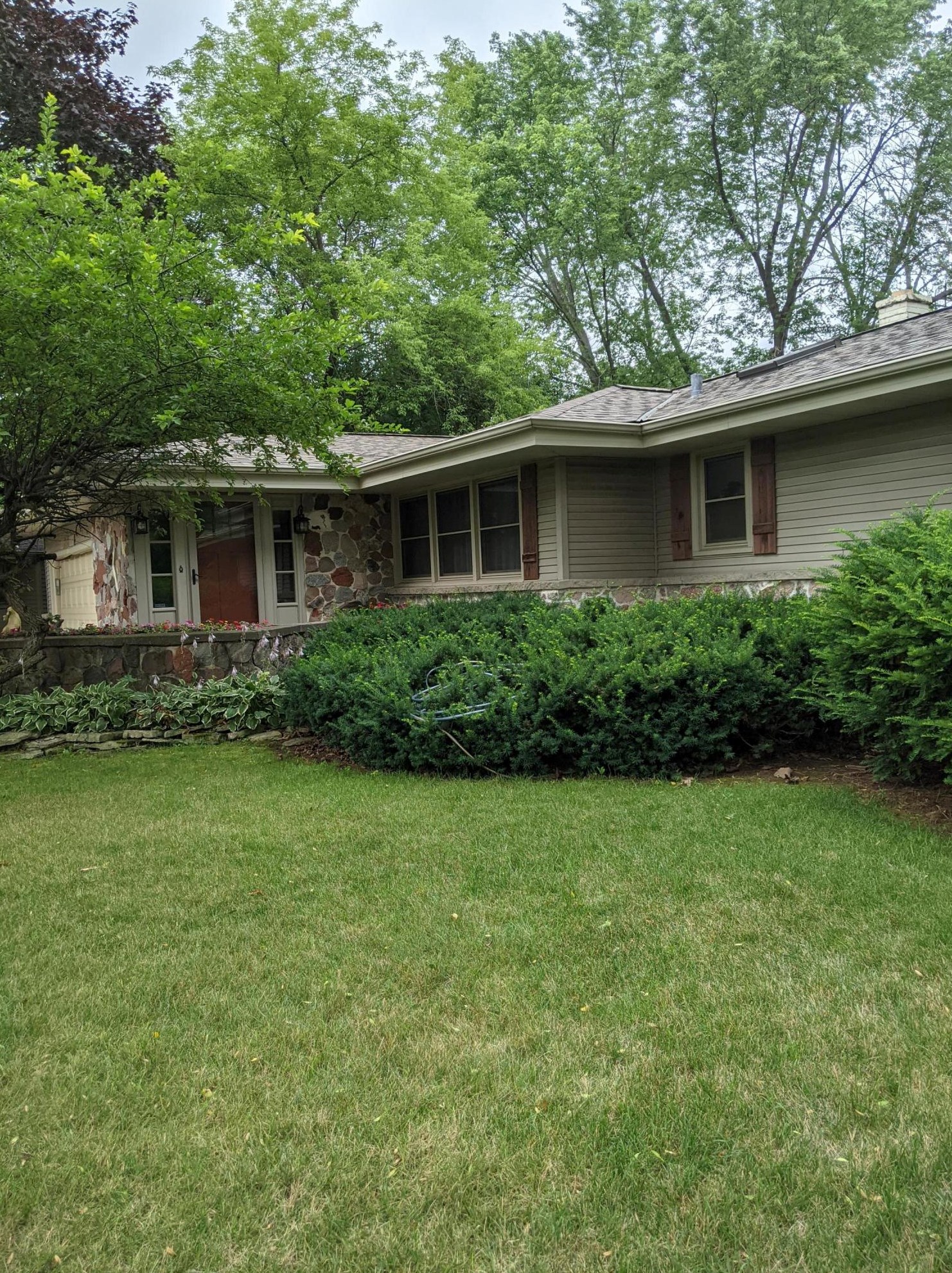 7212 Dorchester Ln, Greendale, WI 53129