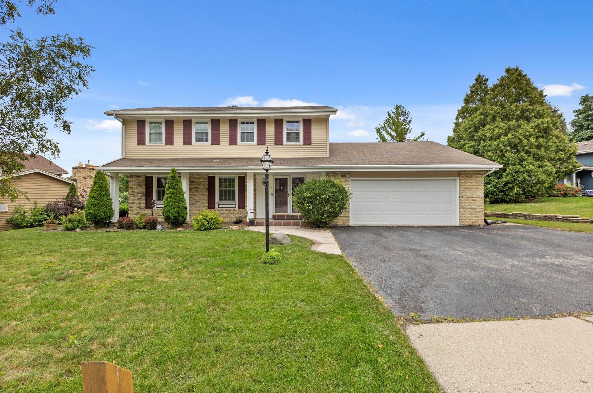 2111 Grayfox Ct, Waukesha, WI 53188