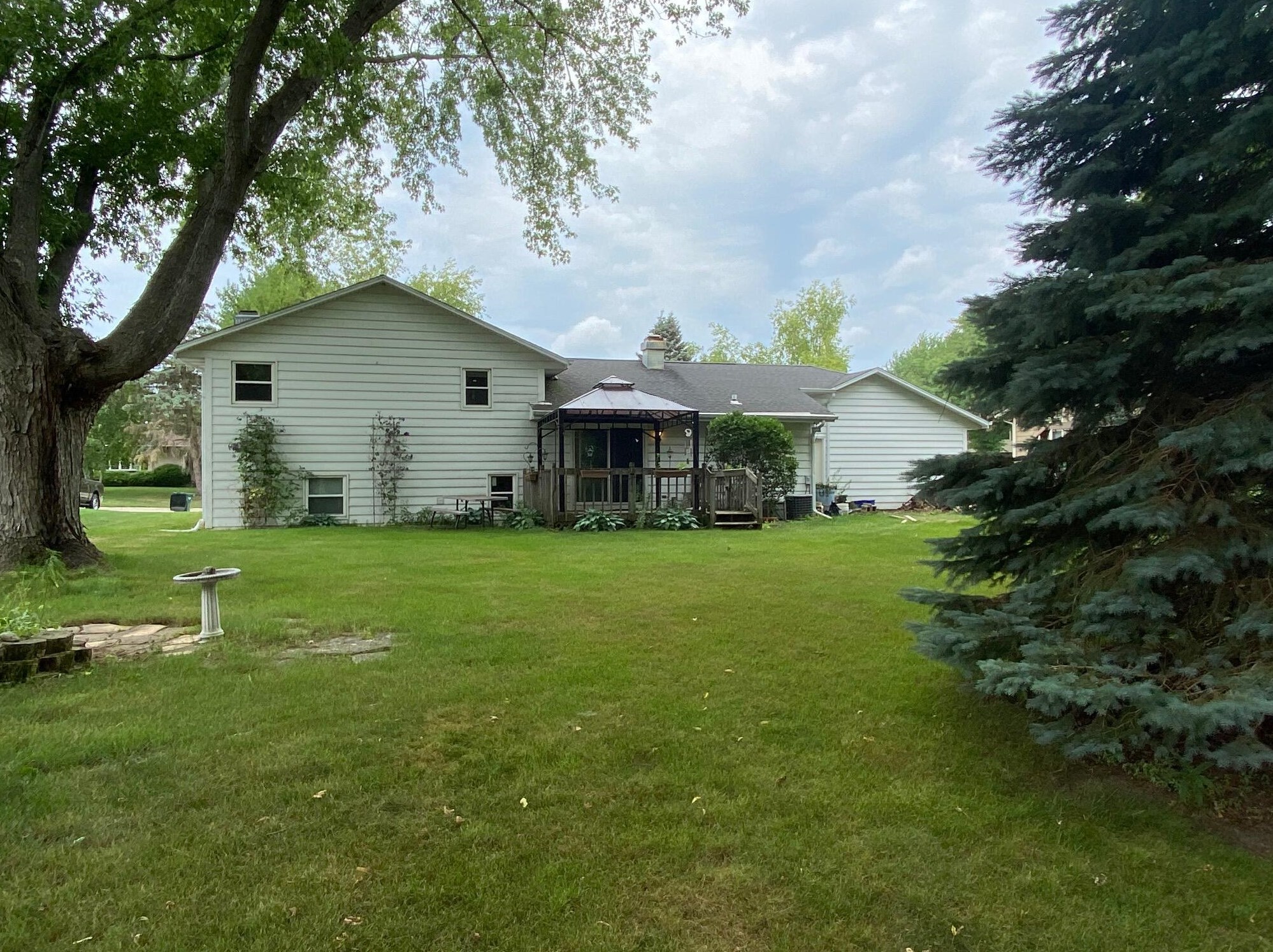 623 Estate Ct, Elkhorn, WI 53121-2222