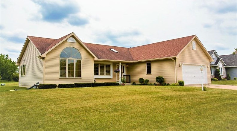 5931 Regency Hills Dr, Racine, WI 53406-5236