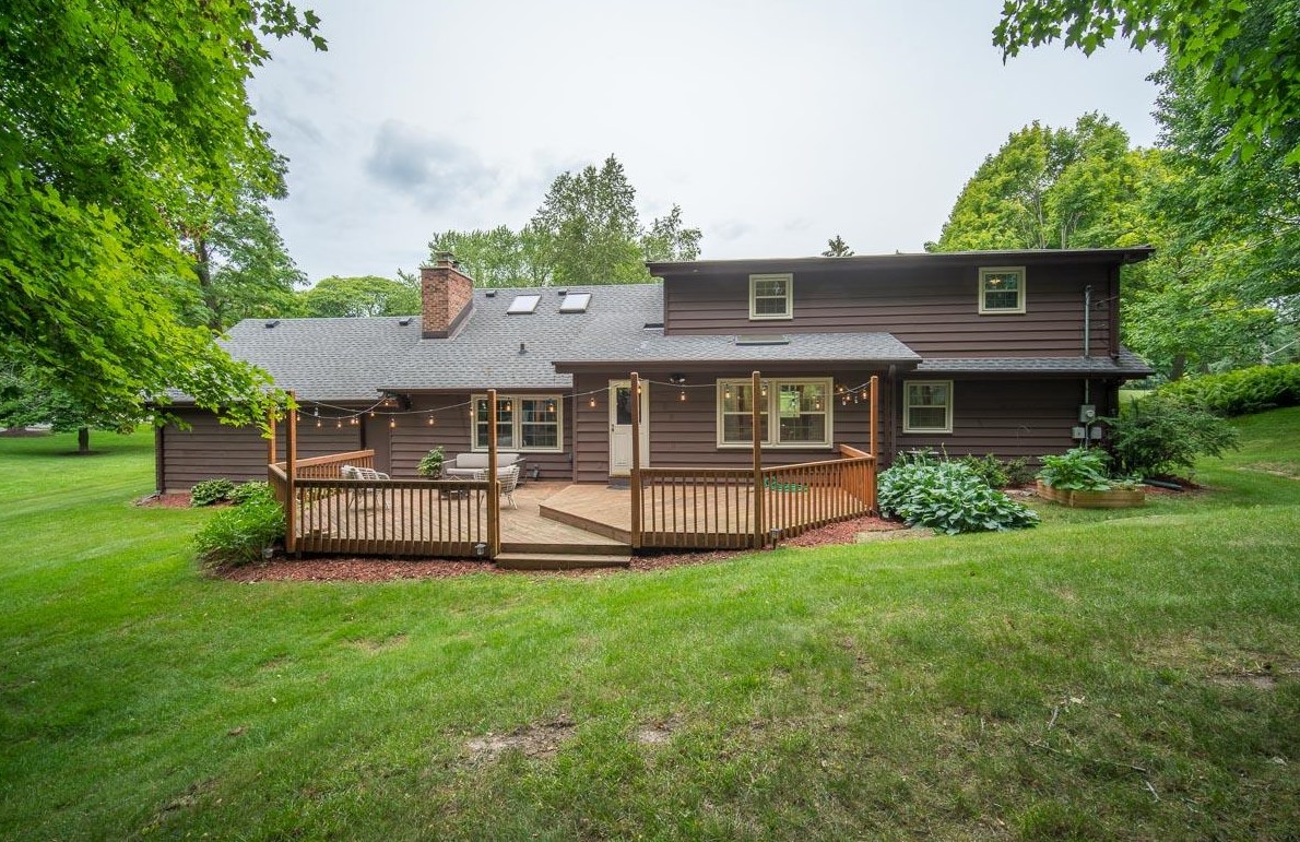 18465 Bonnie Ln, Brookfield, WI 53045-5452