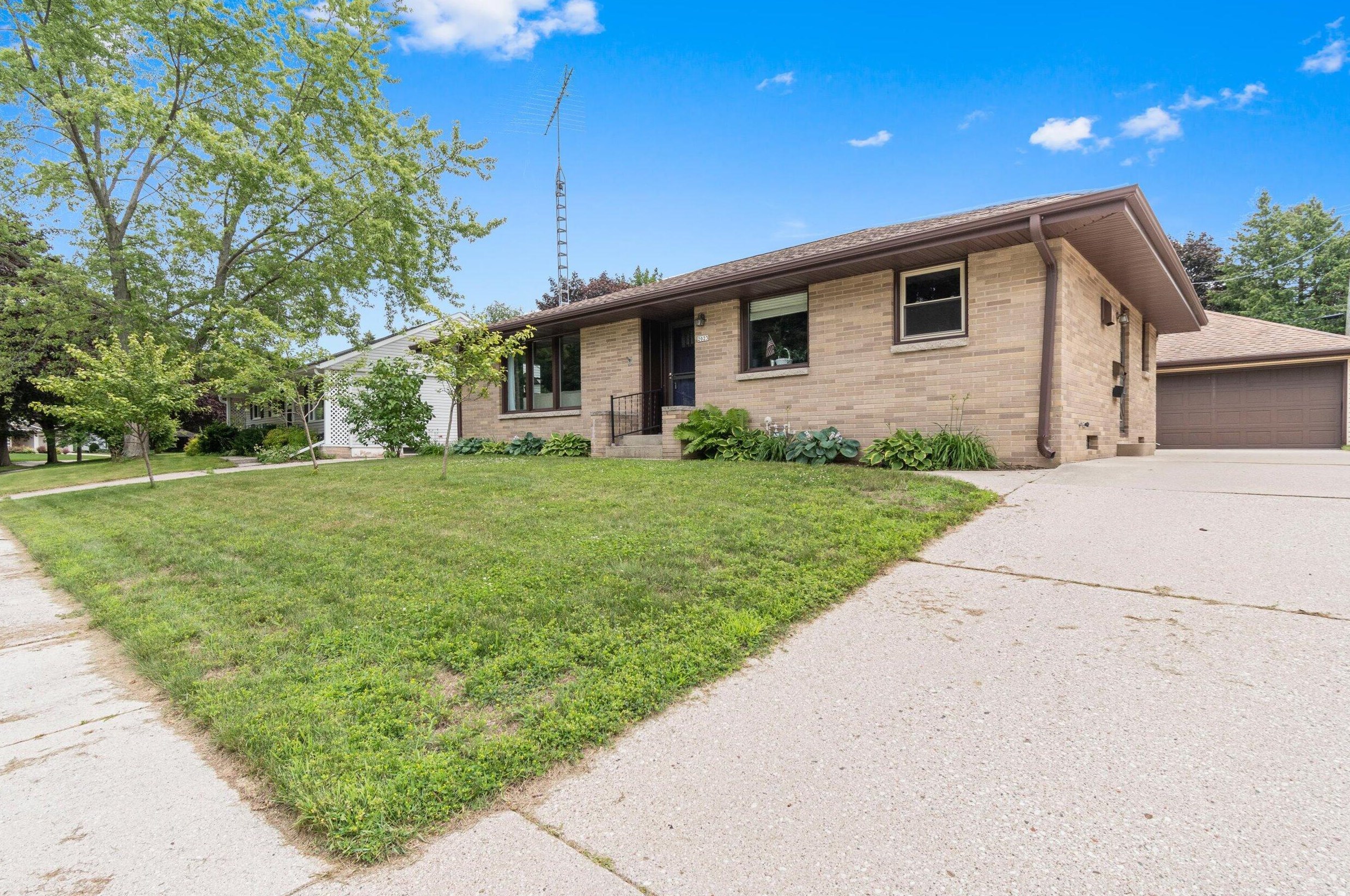2023 Rheaume Rd, Manitowoc, WI 54220