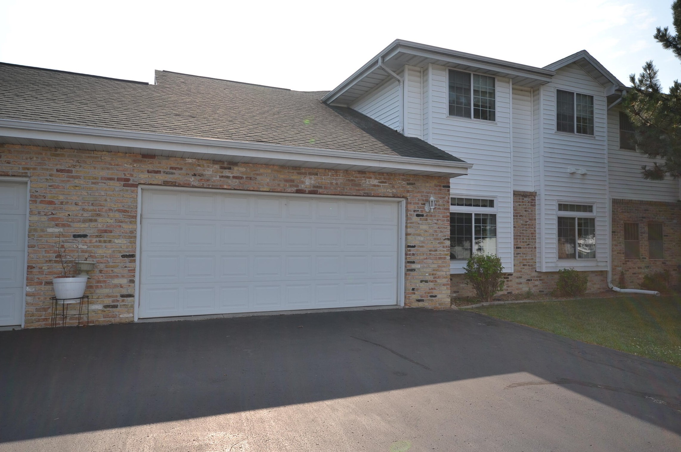 6160 Creekside Dr, Cudahy WI  53110-3412 exterior
