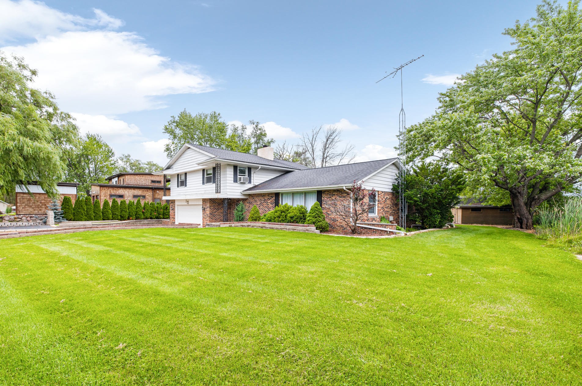 4737 N Friess Lake Dr, Hubertus, WI 53033