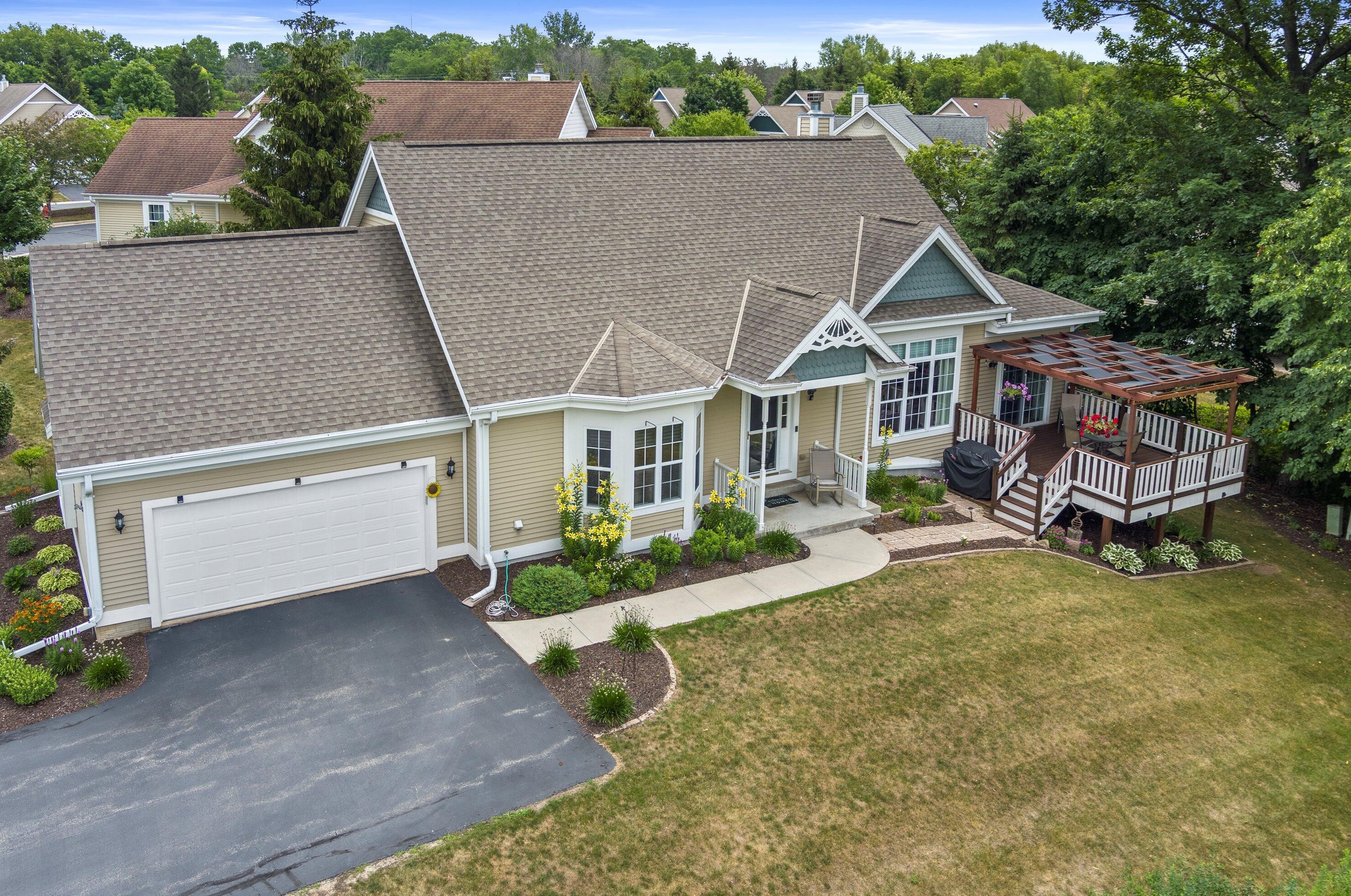 4185 S Cambridge Dr, Waukesha, WI 53151