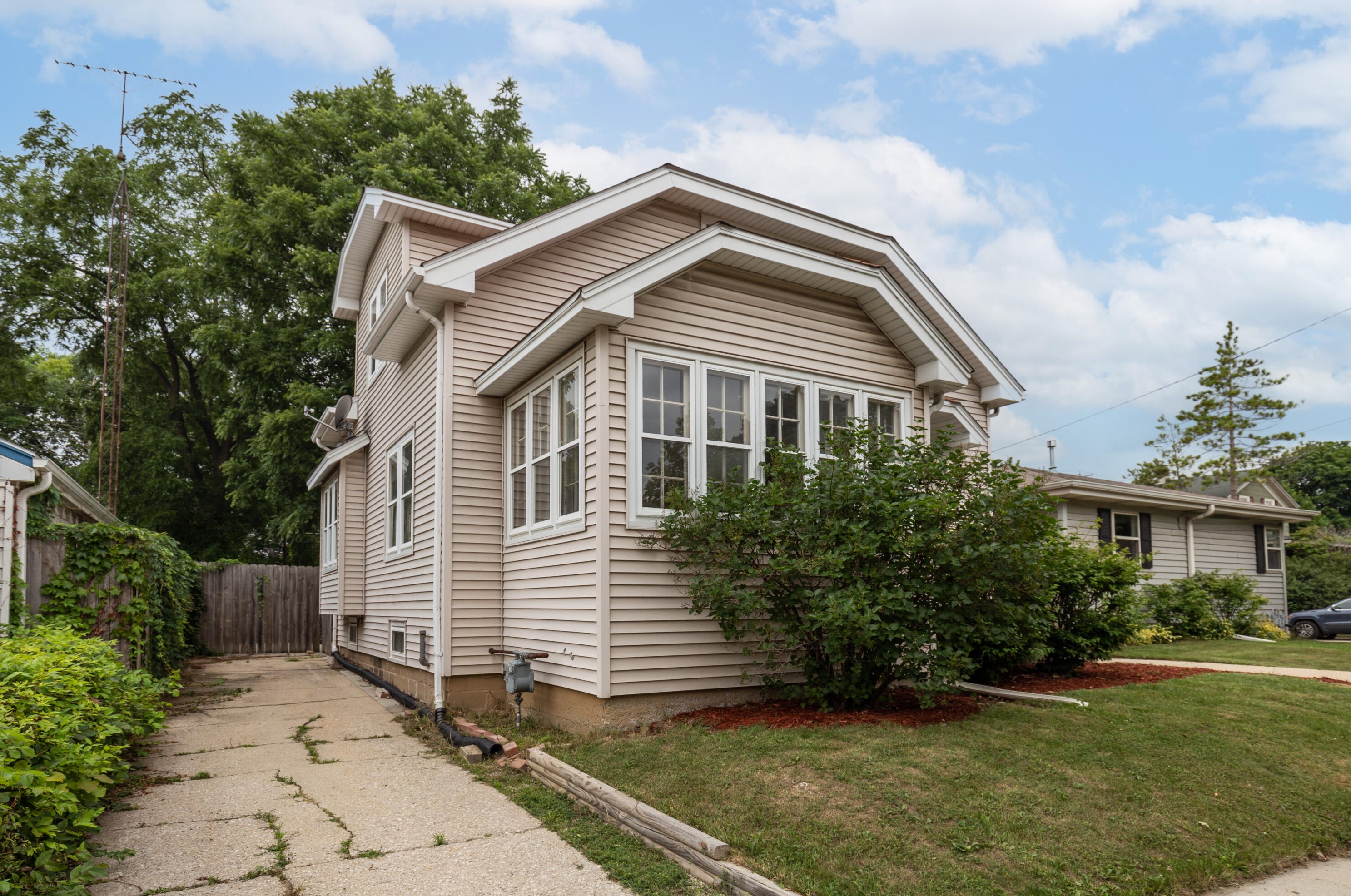 1504 Lathrop Ave, Racine, WI 53405-3243