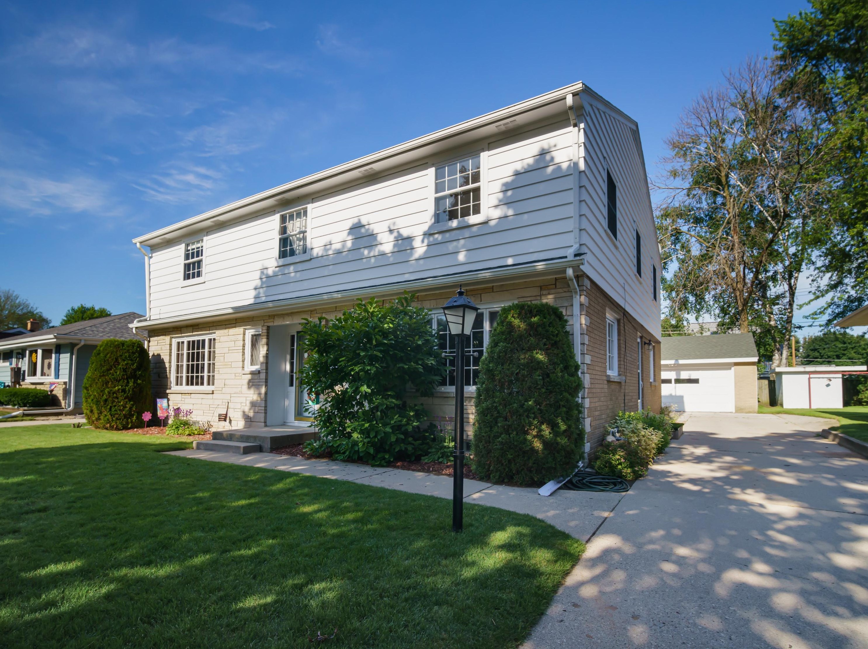 1615 S 17th St, Manitowoc, WI 54220
