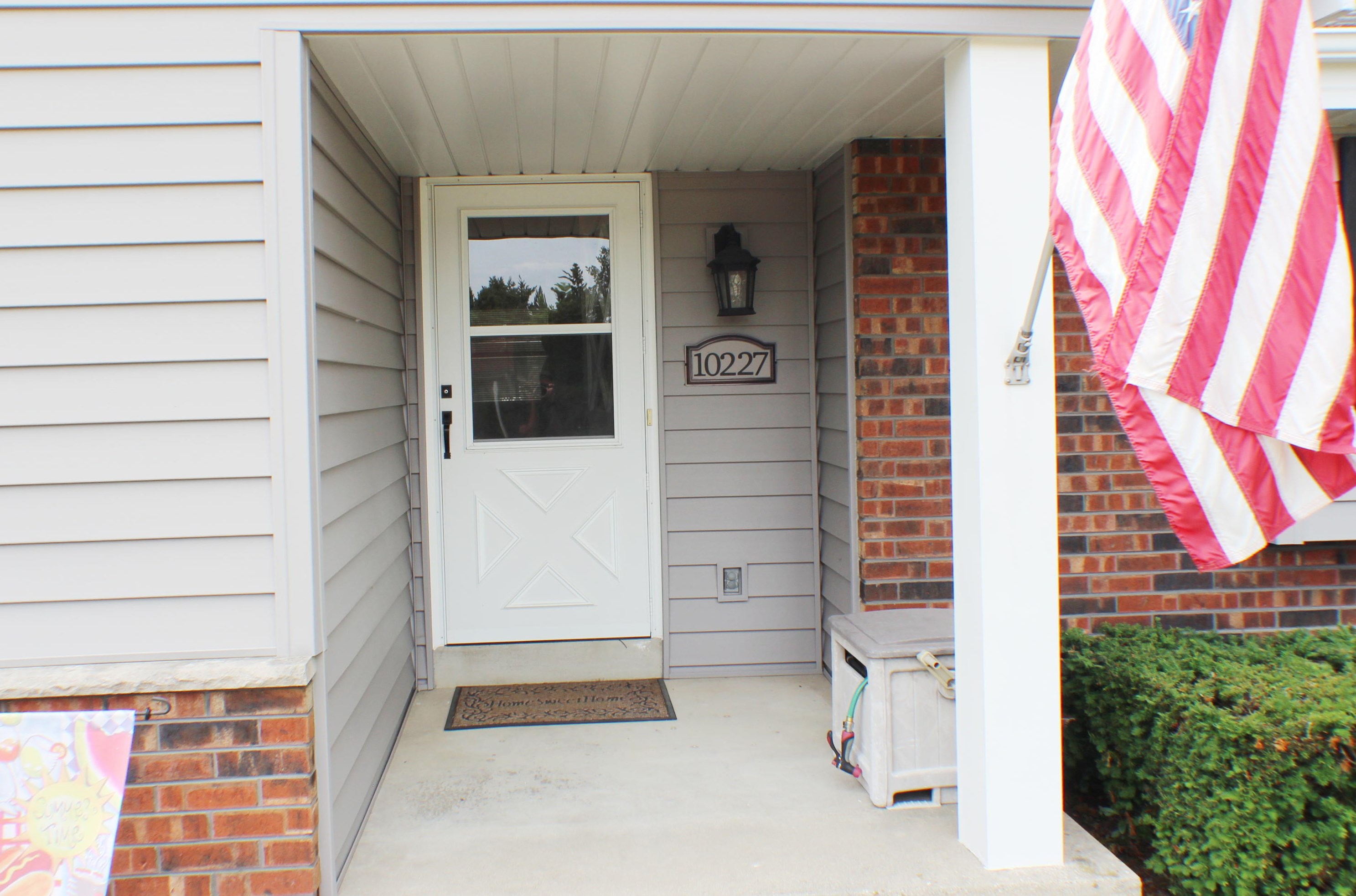 10227 Steepleview Ln, Hales Corners, WI 53132-2439