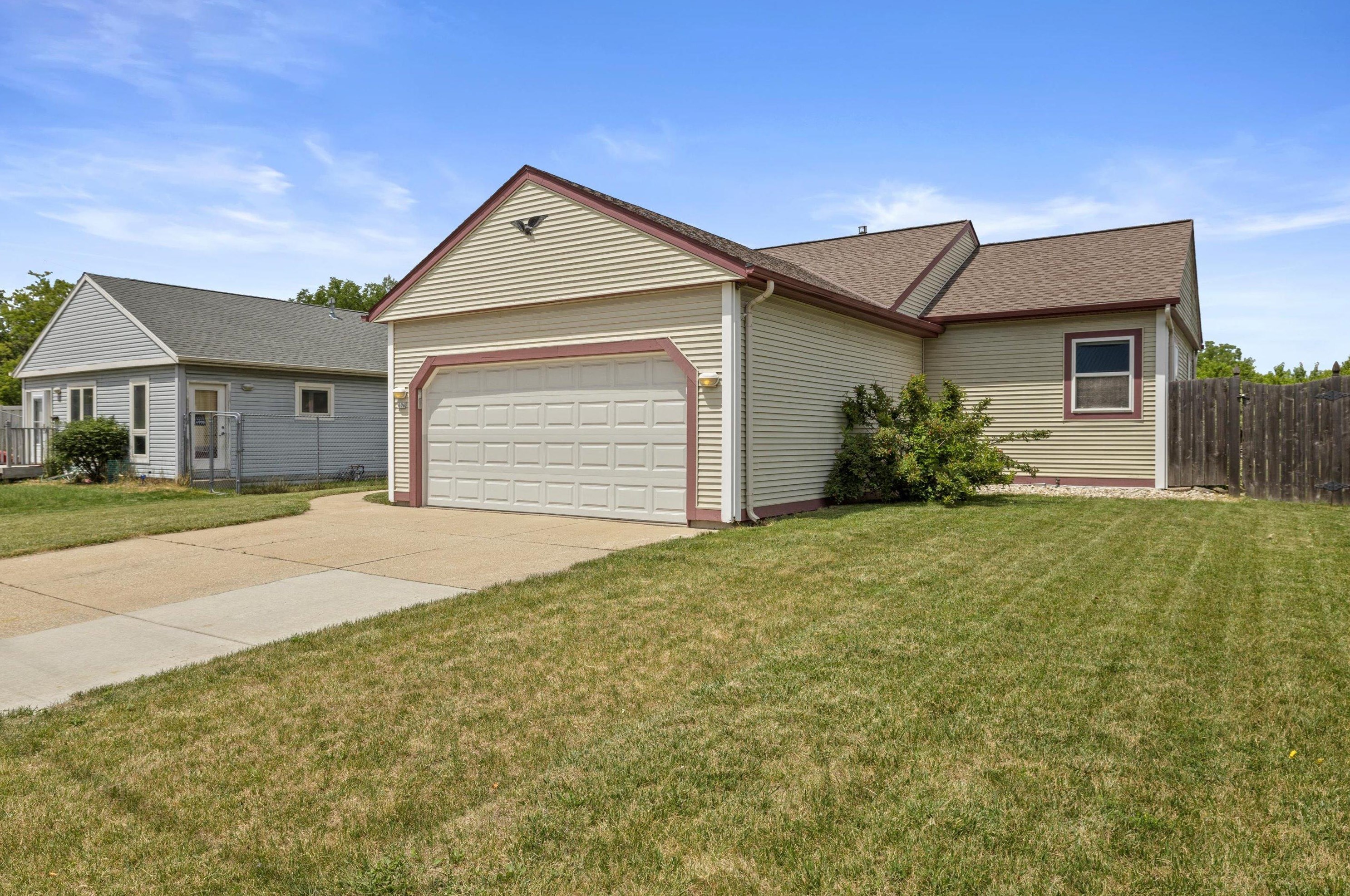 606 E Main St, Waukesha, WI 53186