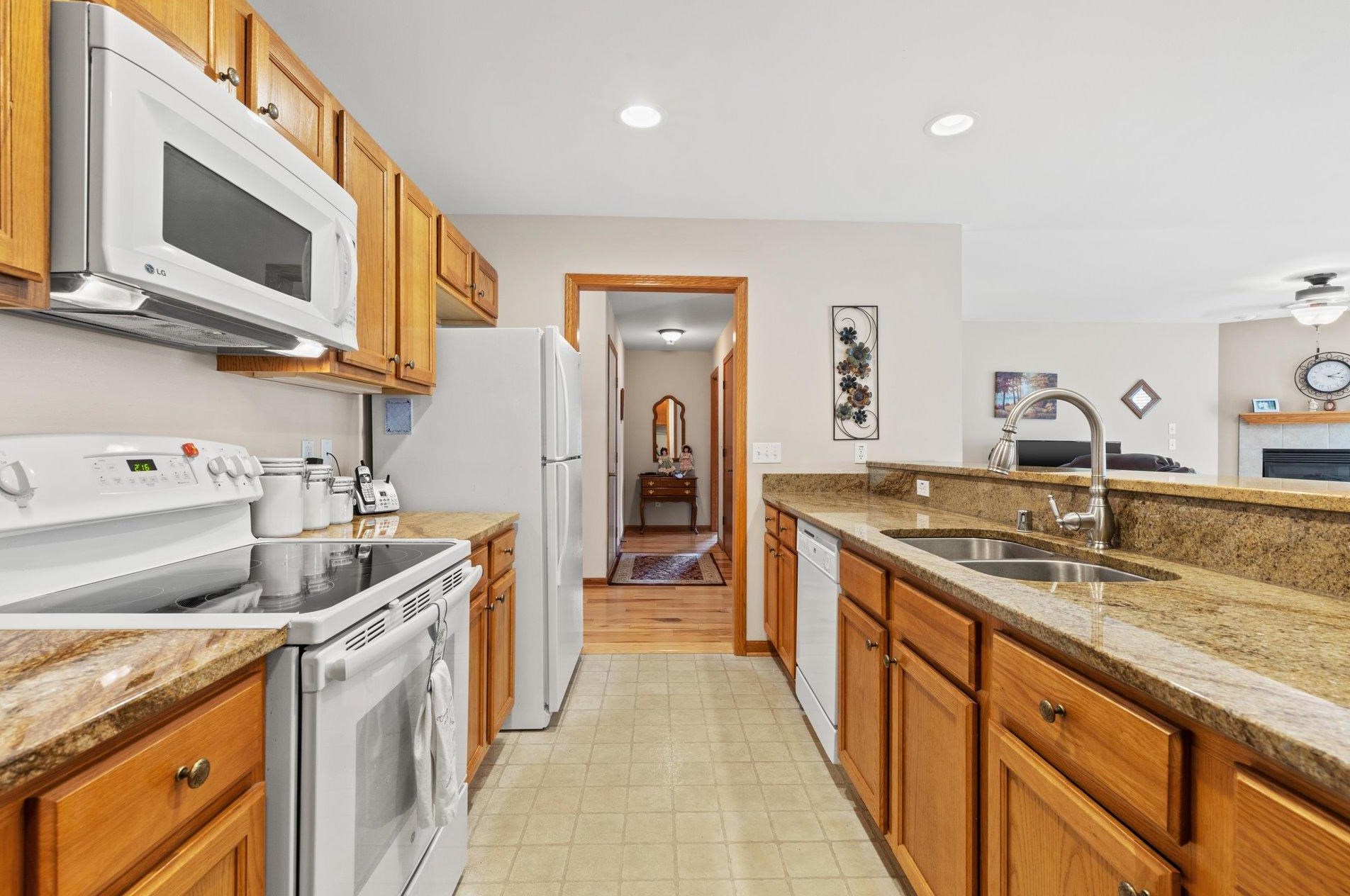 2656 9th Ave, South Milwaukee, WI 53172-3216