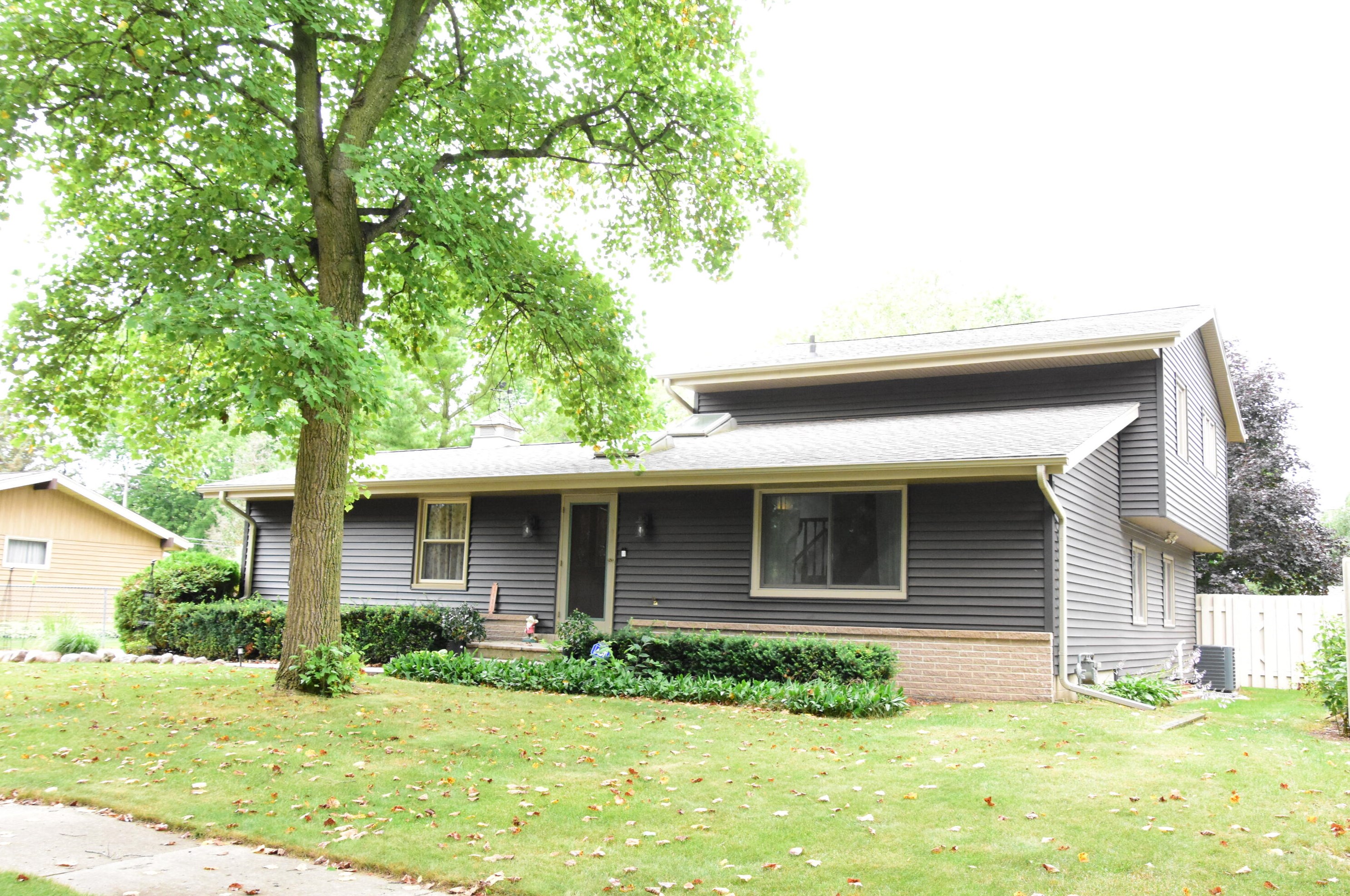 1628 Dixie Dr, Waukesha, WI 53189