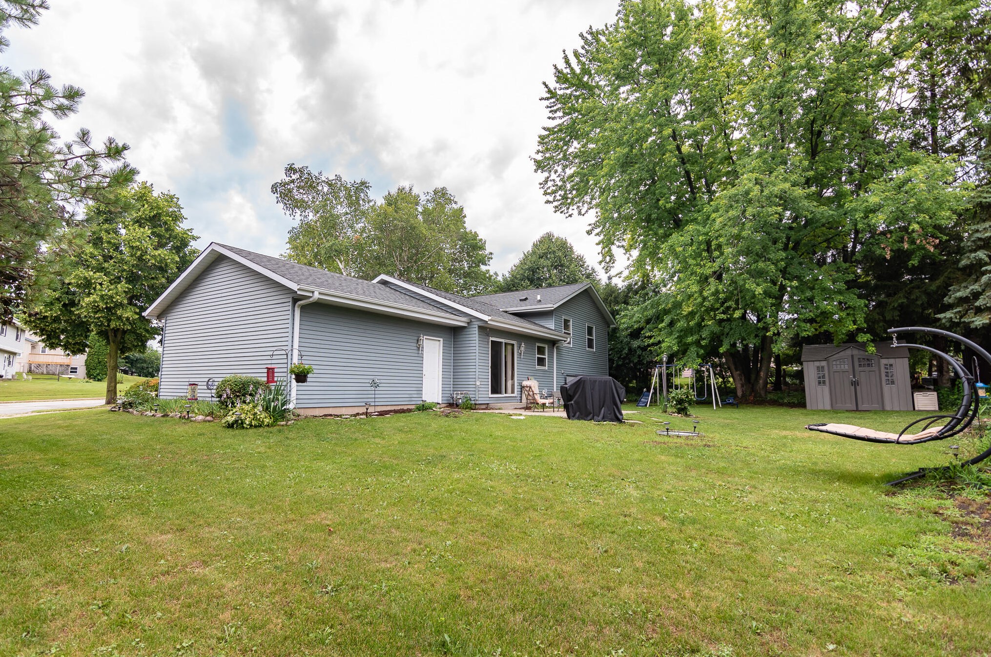 105 Joellen Dr, Waukesha, WI 53188