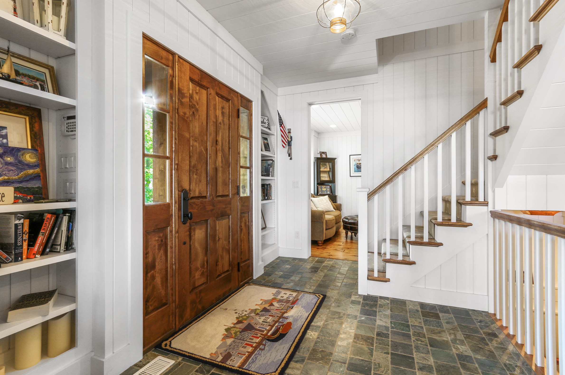 9 Hillside Dr, Lake Geneva, WI 53147