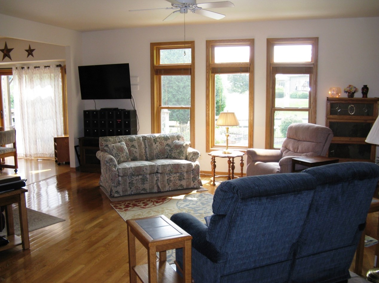 601 6th St, Oostburg, WI 53070-1995