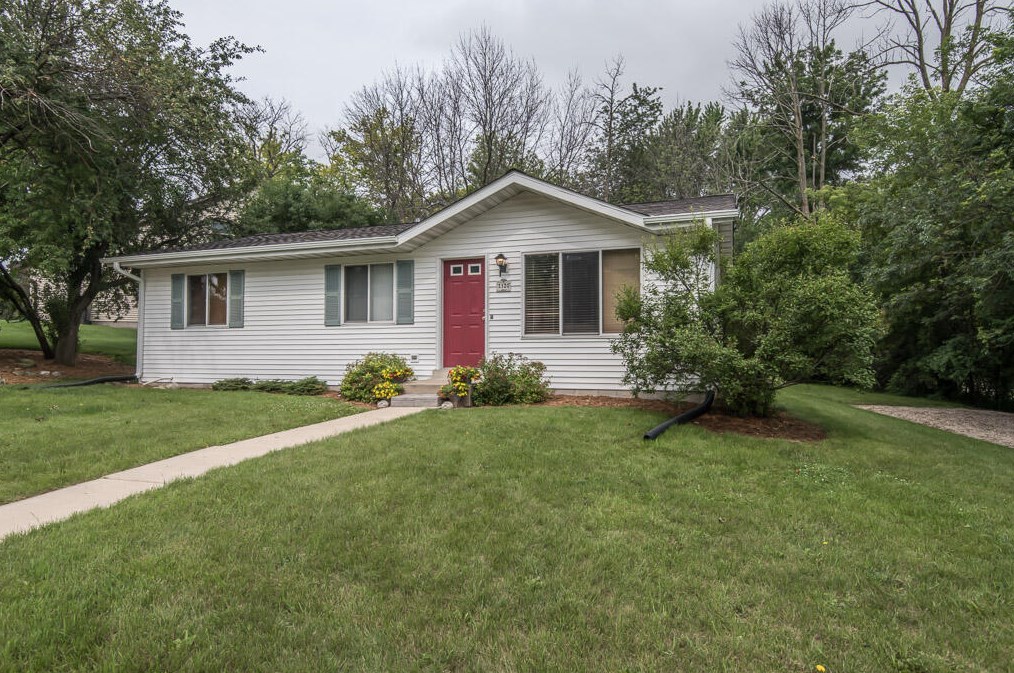 2120 Patricia Ln, Waukesha, WI 53188