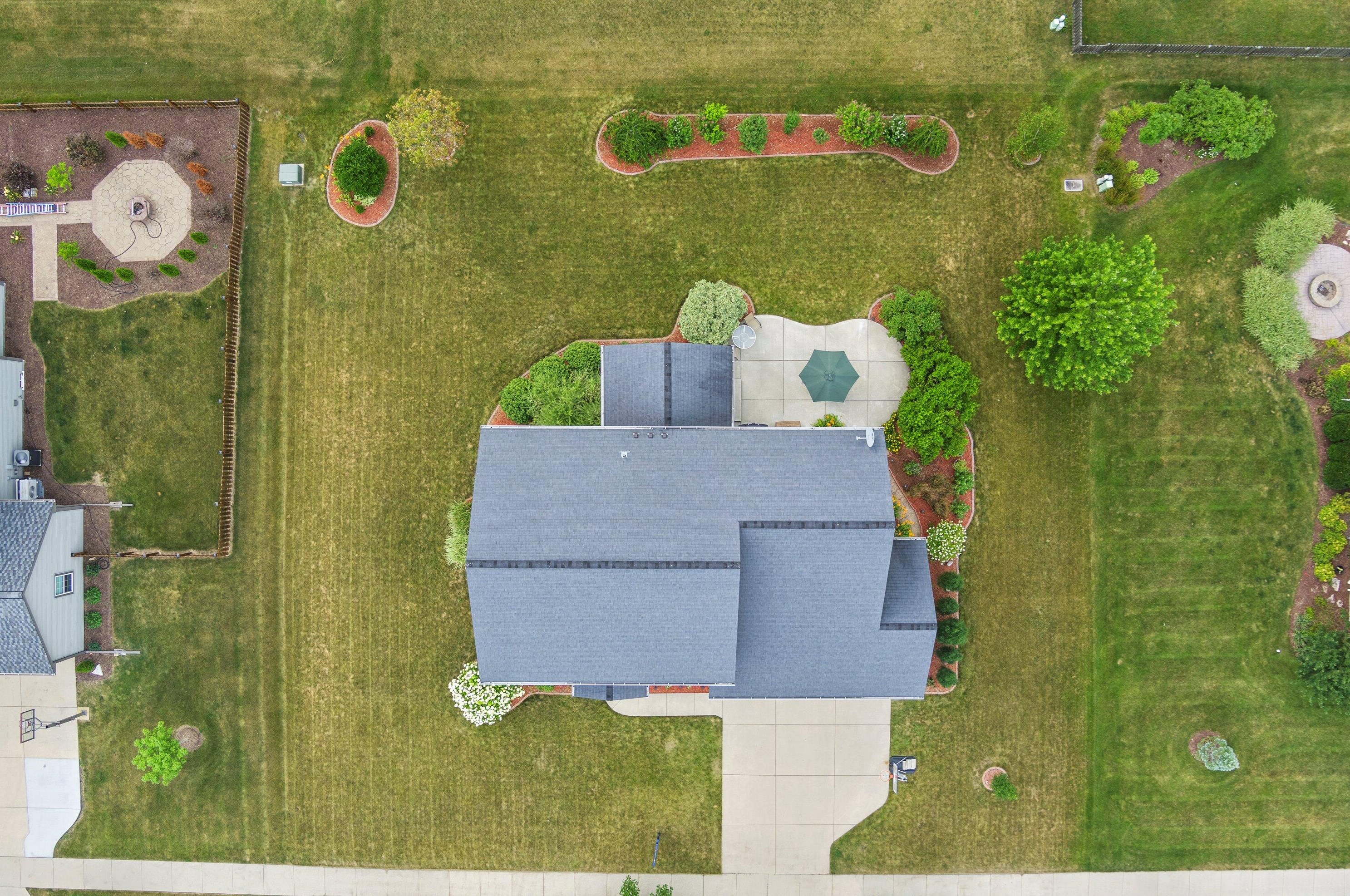 1967 Pawnee Dr, Grafton WI  53024-2830 exterior