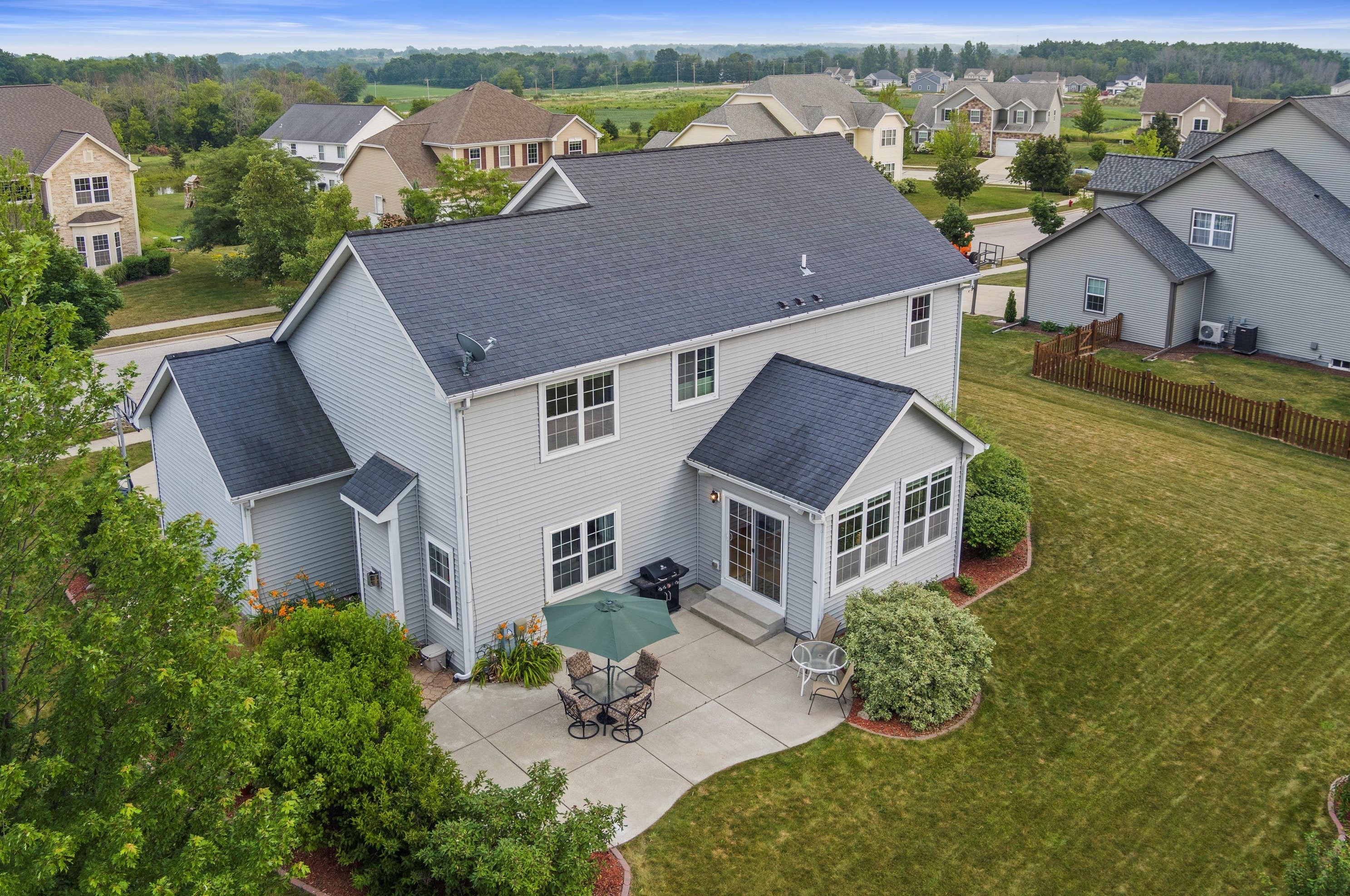 1967 Pawnee Dr, Grafton WI  53024-2830 exterior
