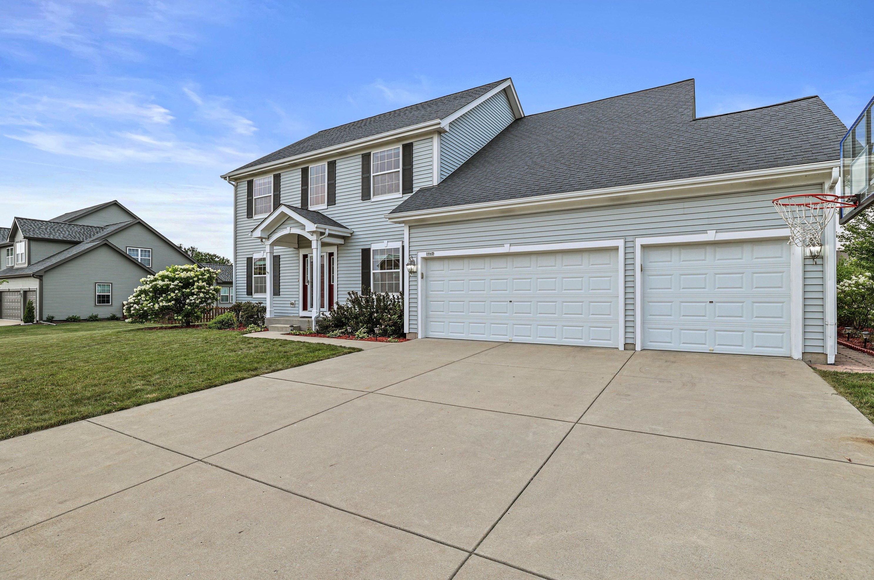 1967 Pawnee Dr, Grafton WI  53024-2830 exterior