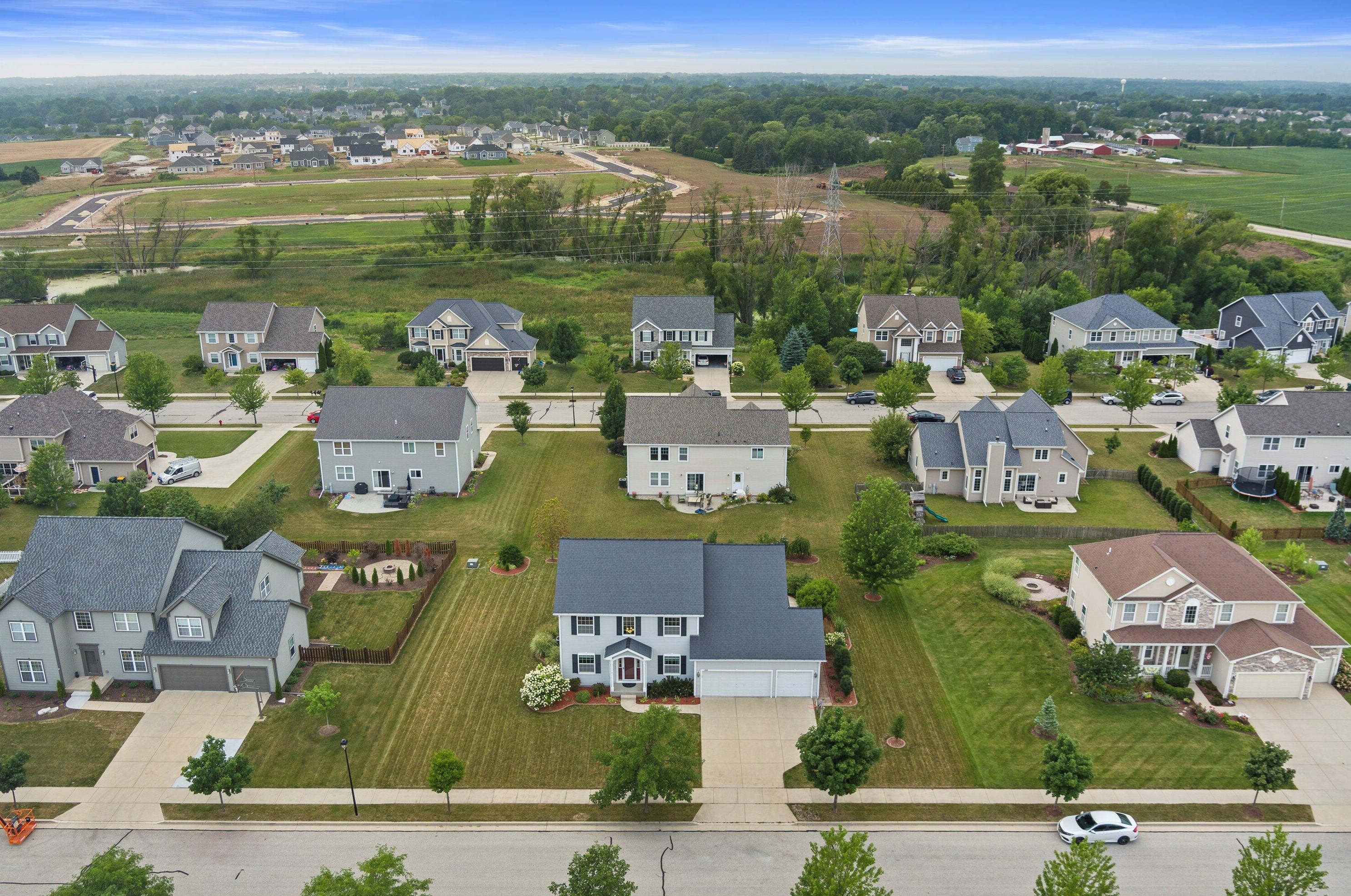 1967 Pawnee Dr, Grafton WI  53024-2830 exterior