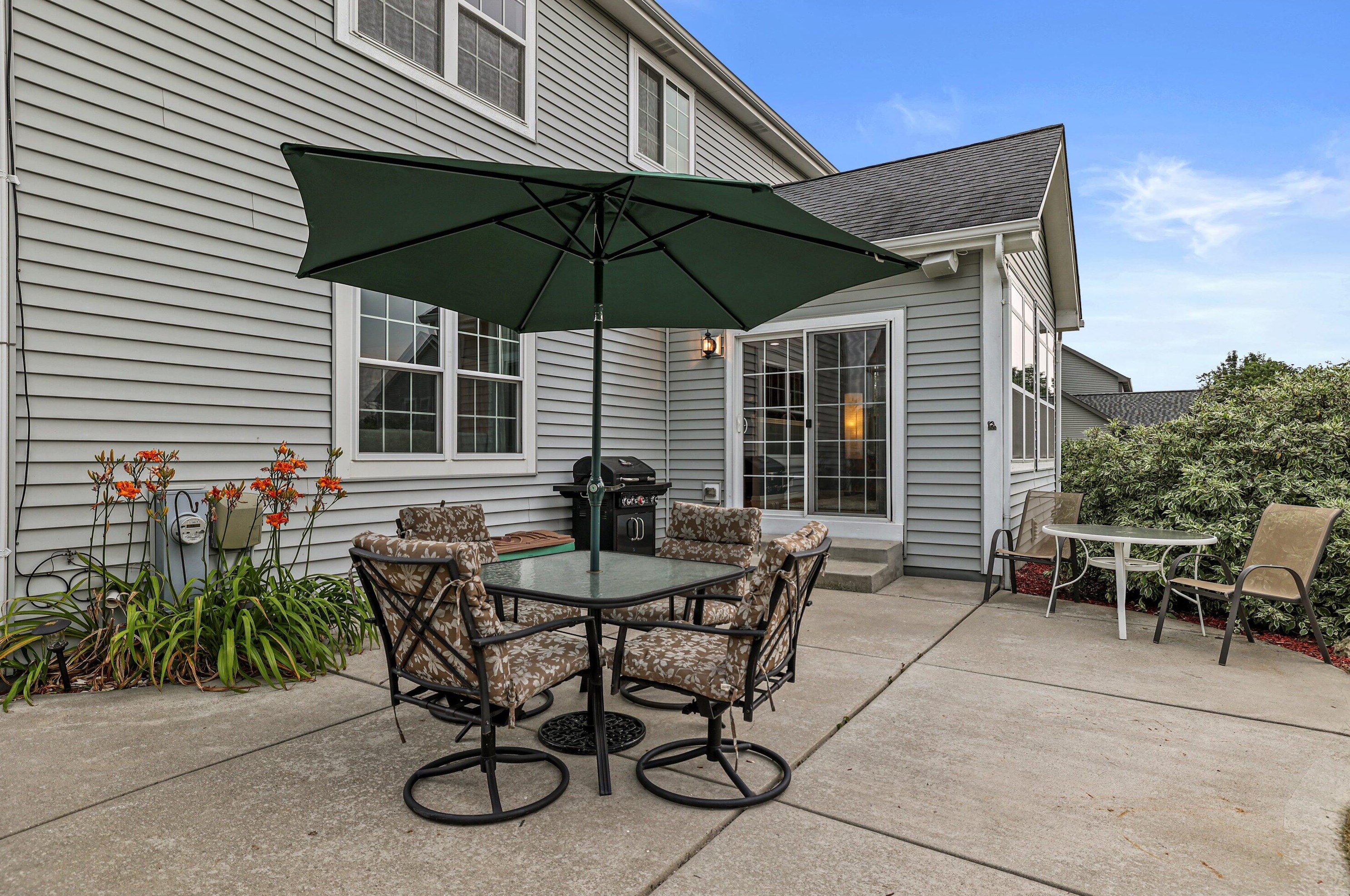1967 Pawnee Dr, Grafton WI  53024-2830 exterior