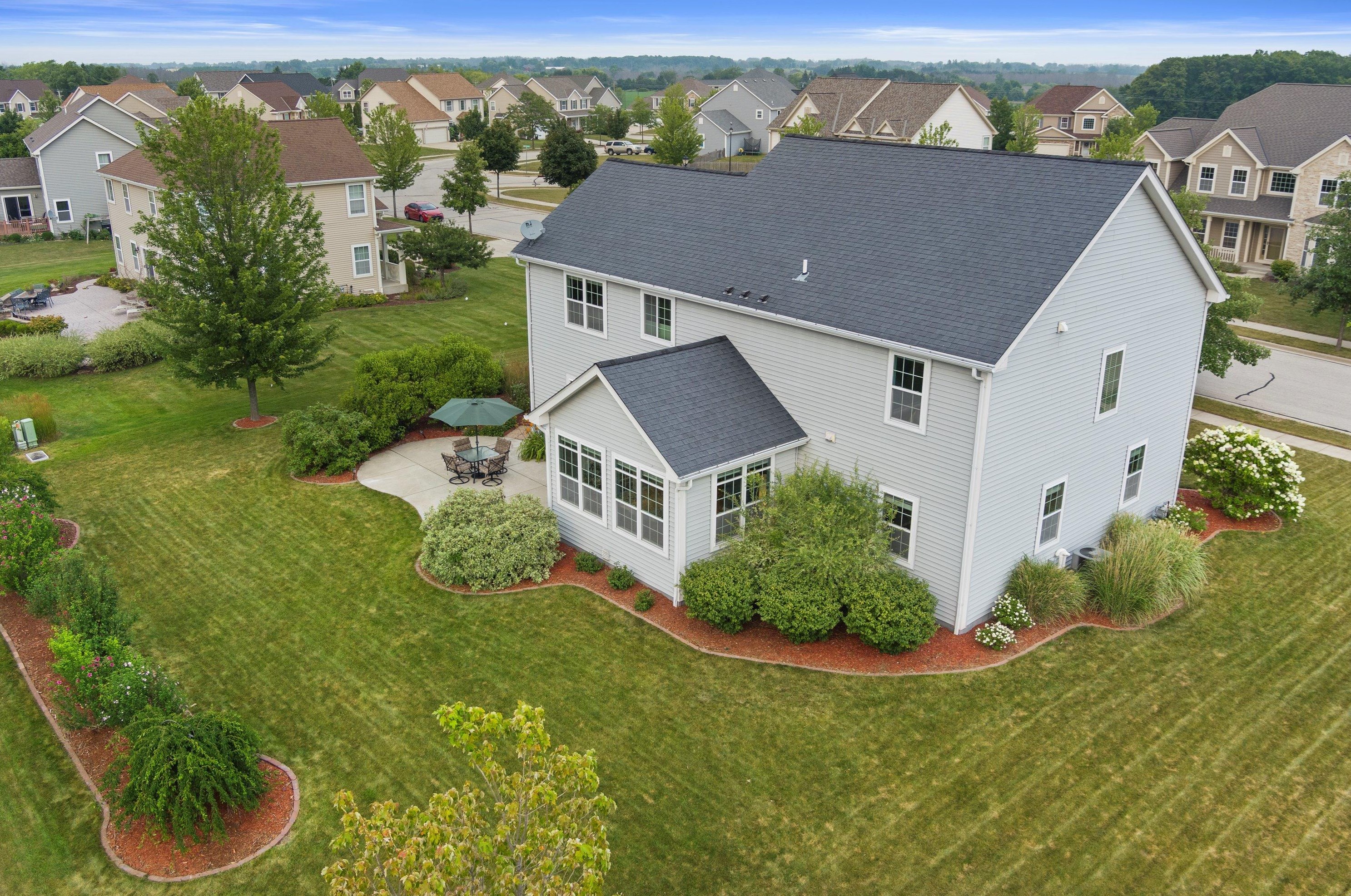 1967 Pawnee Dr, Grafton WI  53024-2830 exterior