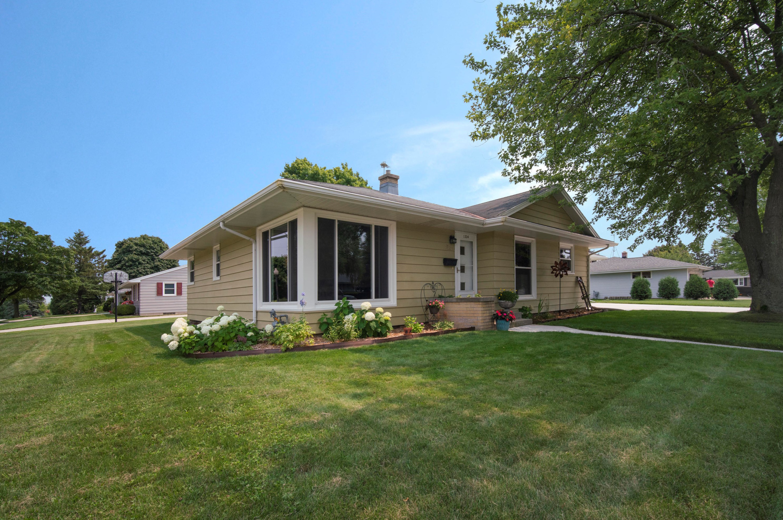 1334 Hilltop Ln, Plymouth, WI 53073-2004