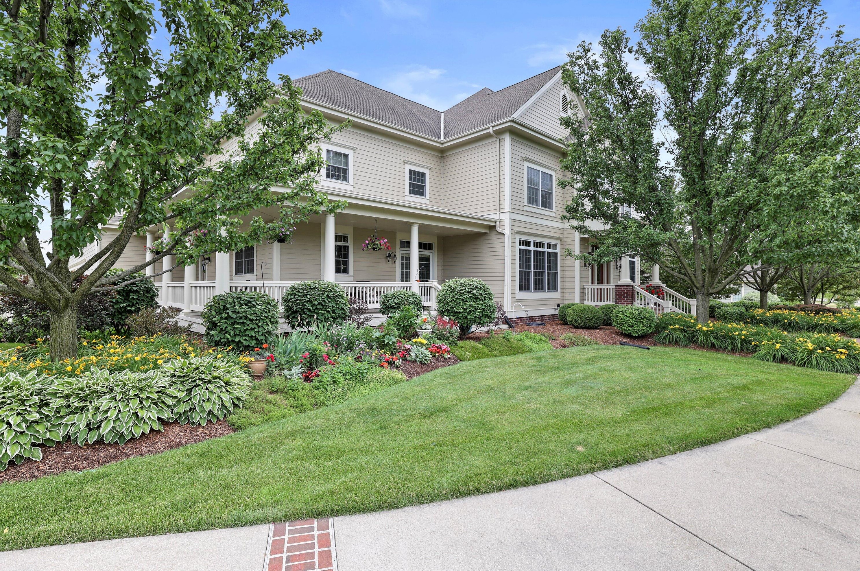 7158 S Cambridge Dr, Hales Corners, WI 53132