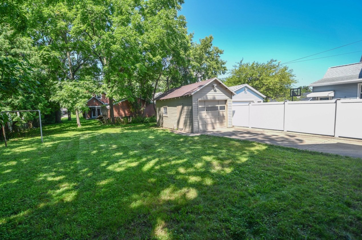 1017 Sawyer St, Oshkosh, WI 54902-6259