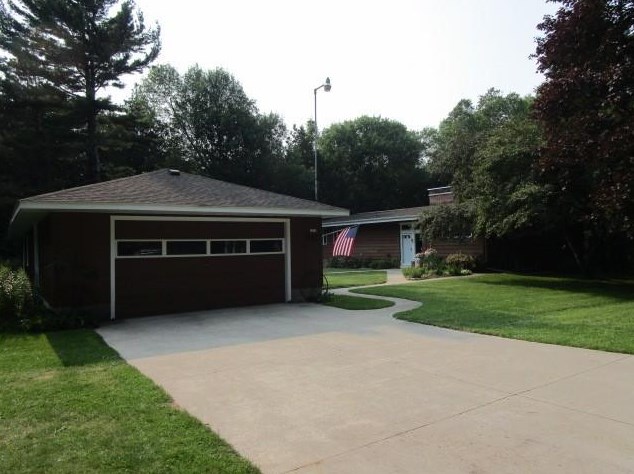 1315 Silver Creek Rd, Manitowoc, WI 54220