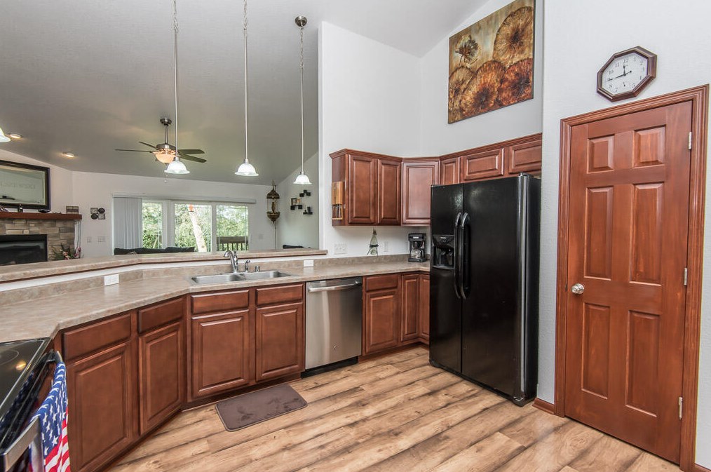316 Stonefield Dr, Johnson Creek, WI 53038-9102