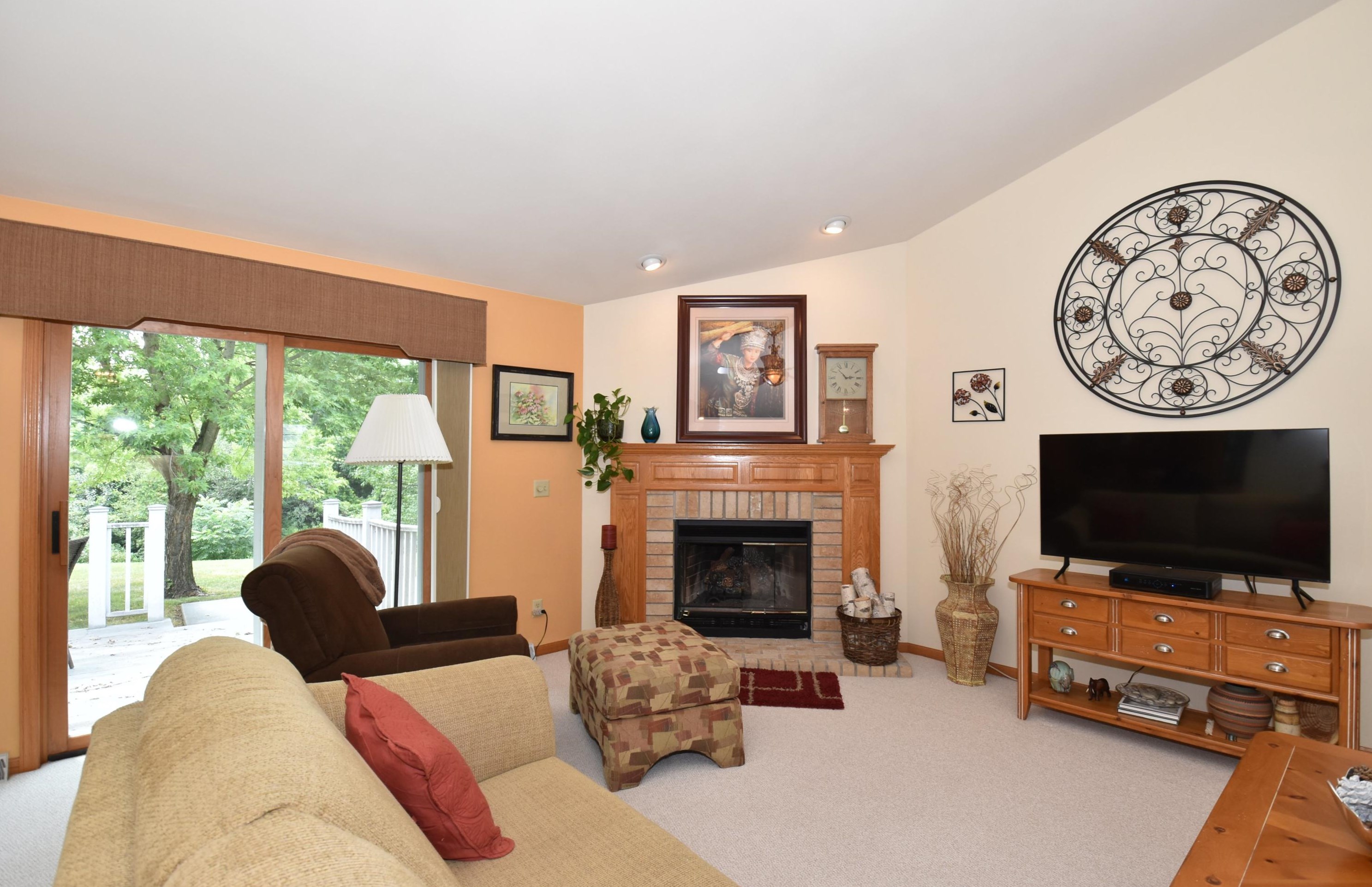 8575 Blackbird Ct, Hales Corners, WI 53132-8586