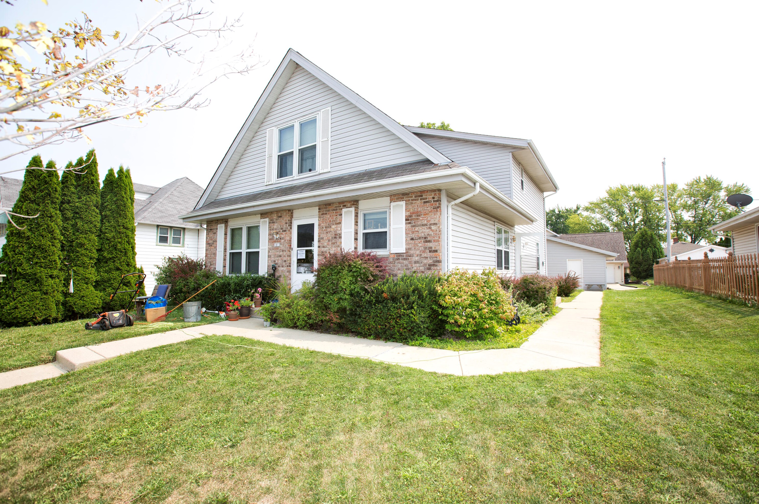 1013 Davis Ave, South Milwaukee, WI 53172-1226