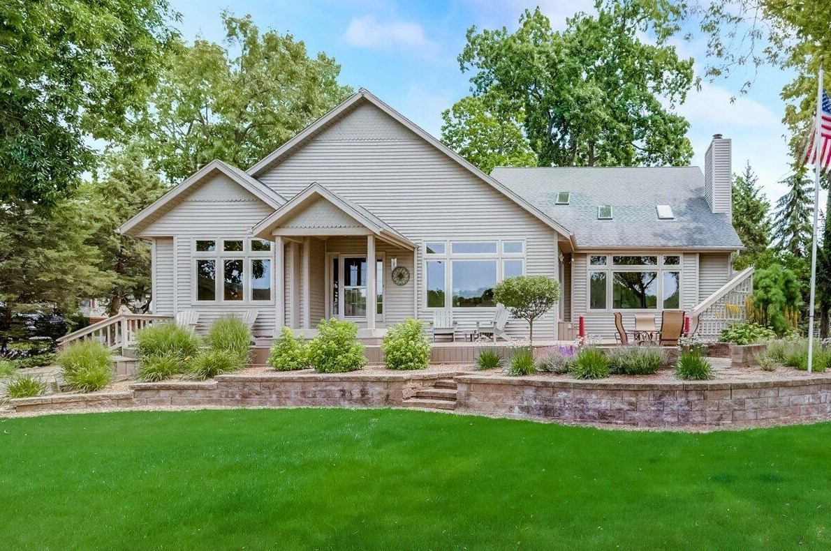636 Oak Lodge Rd, Waterford, WI 53185