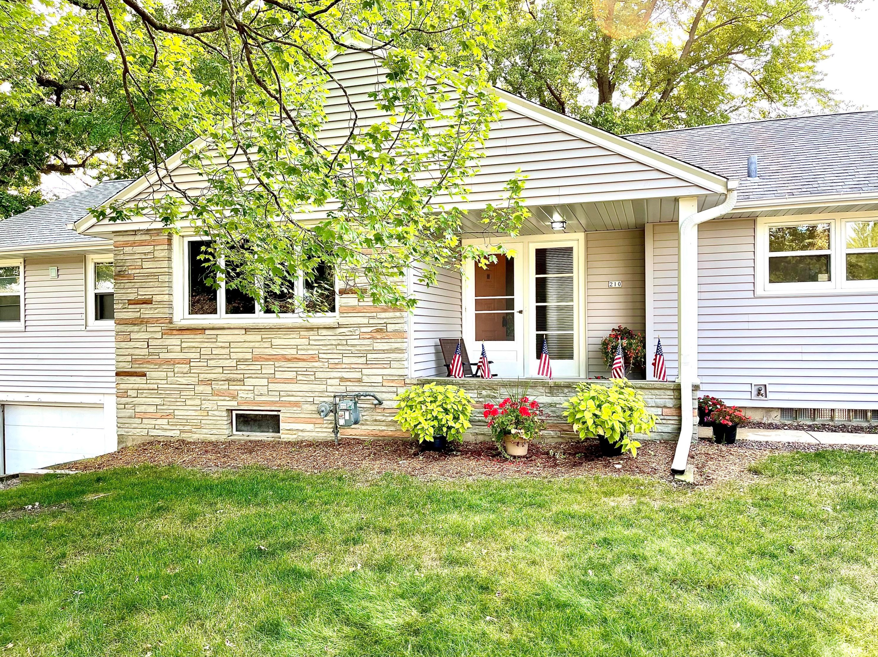 210 Field Dr, Waterford, WI 53185
