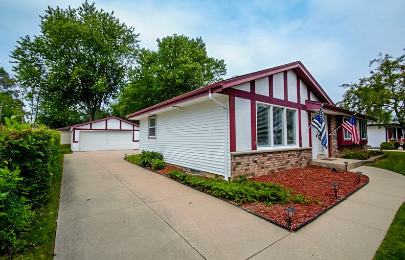 7739 Quincy Ave, Oak Creek, WI 53154-2350