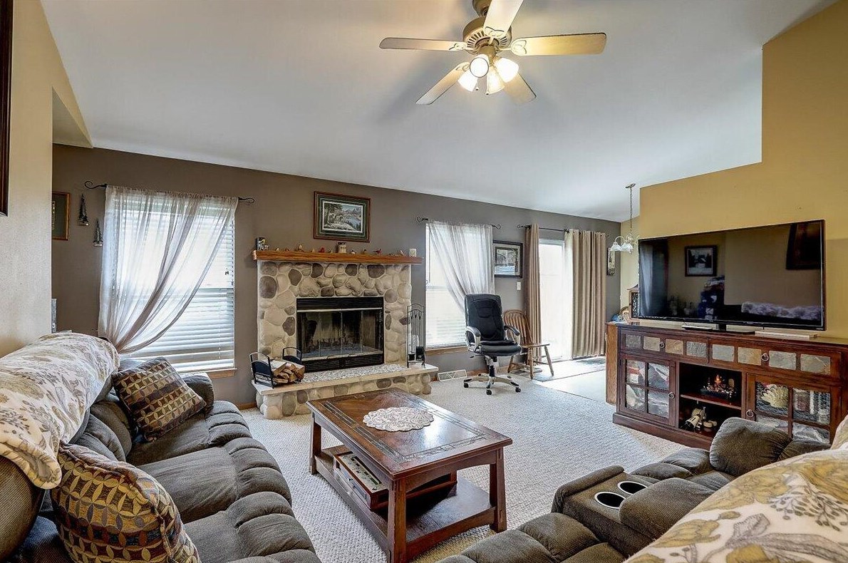 1652 Falcon Dr, Hartford, WI 53027-2781