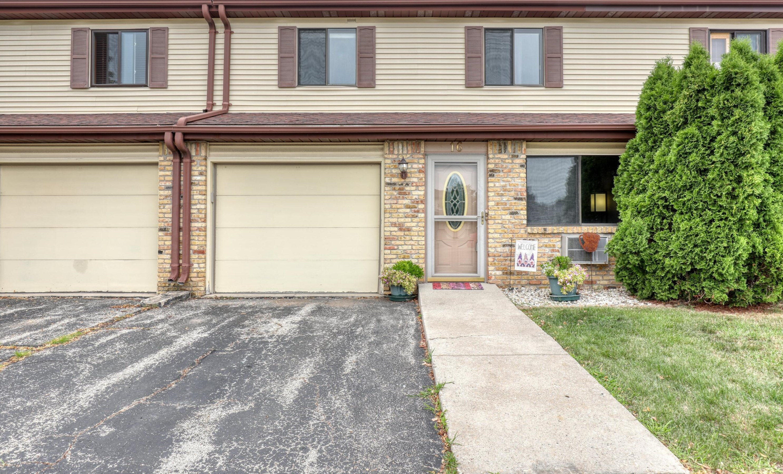 1143 Vogt Dr #16, West Bend, WI 53095