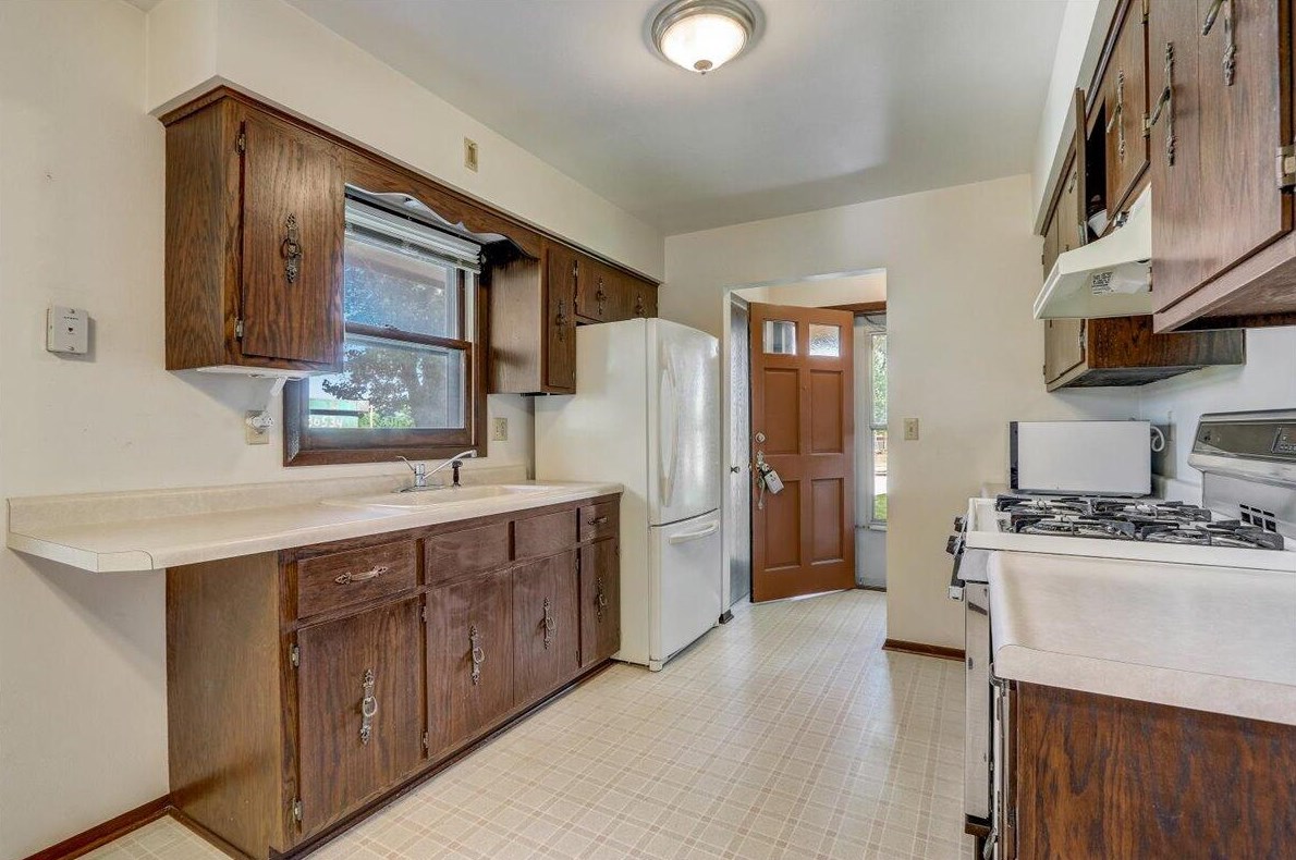 9522 W Howard Ave, Milwaukee, WI 53228